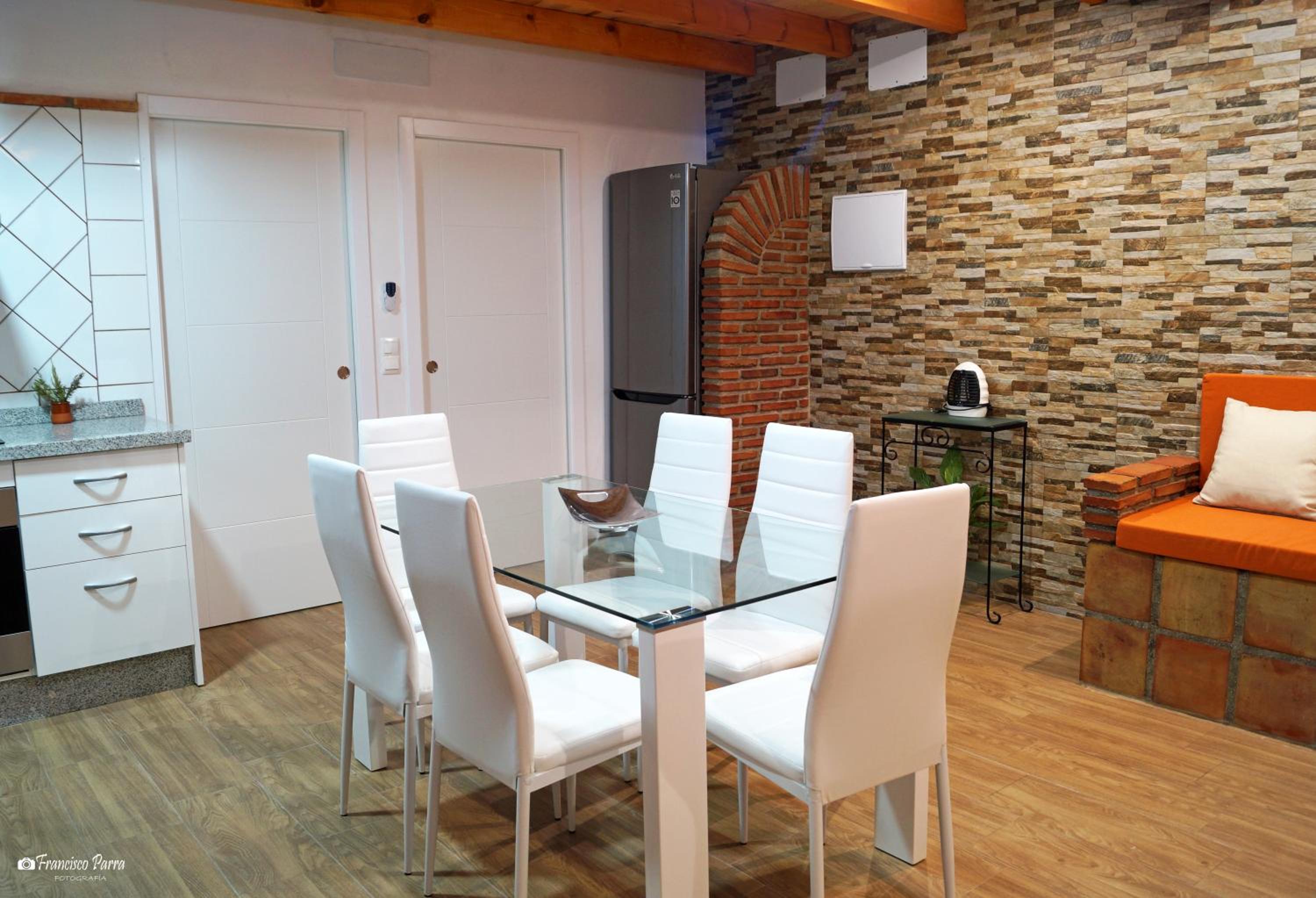 Two-Bedroom House - Photo 4