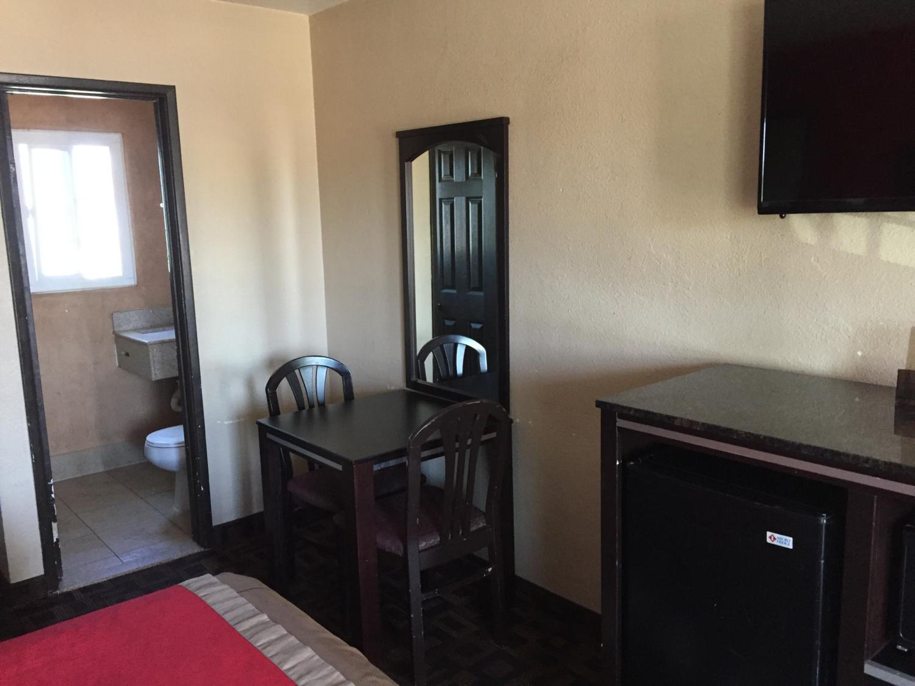 Queen Room with Two Queen Beds photo 1