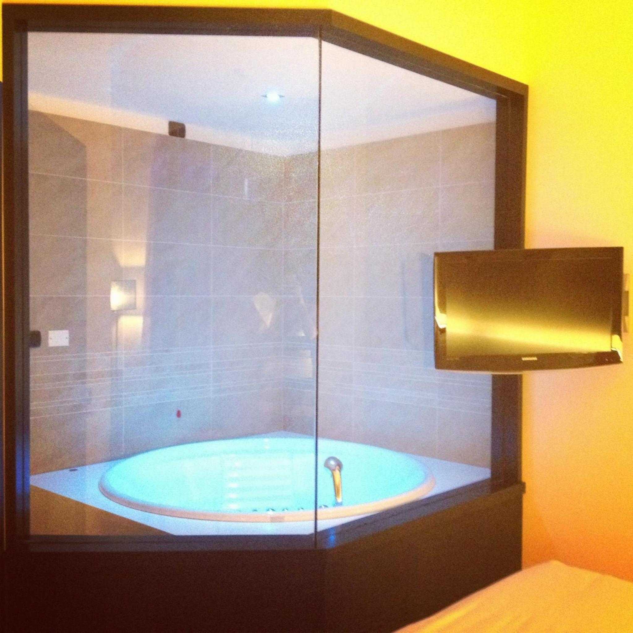 Junior Suite with Hot Tub - Photo 3
