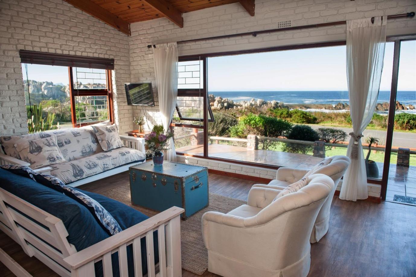 Three-Bedroom House - Sea Front - Photo 2