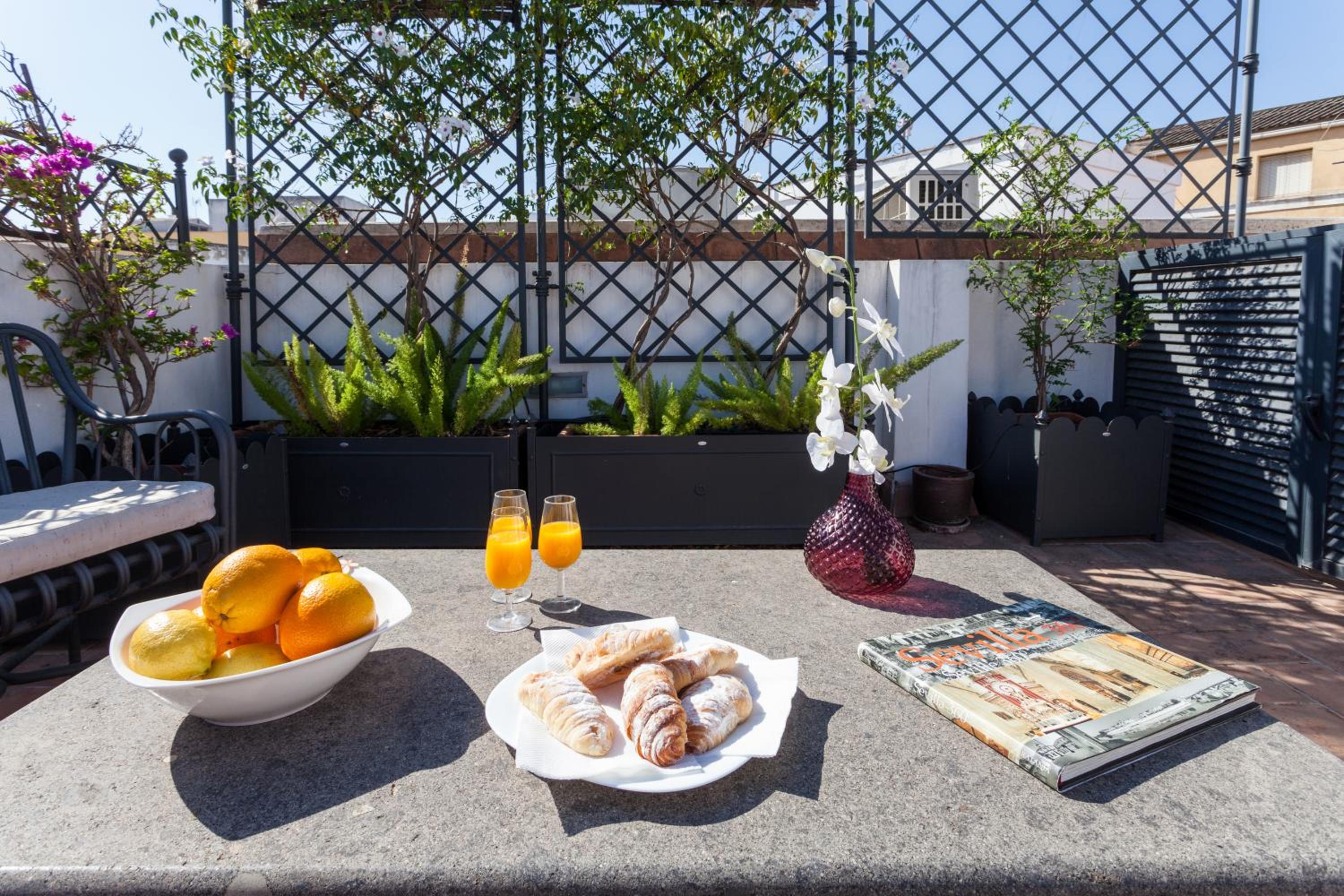 Apartment with Terrace - Photo 2