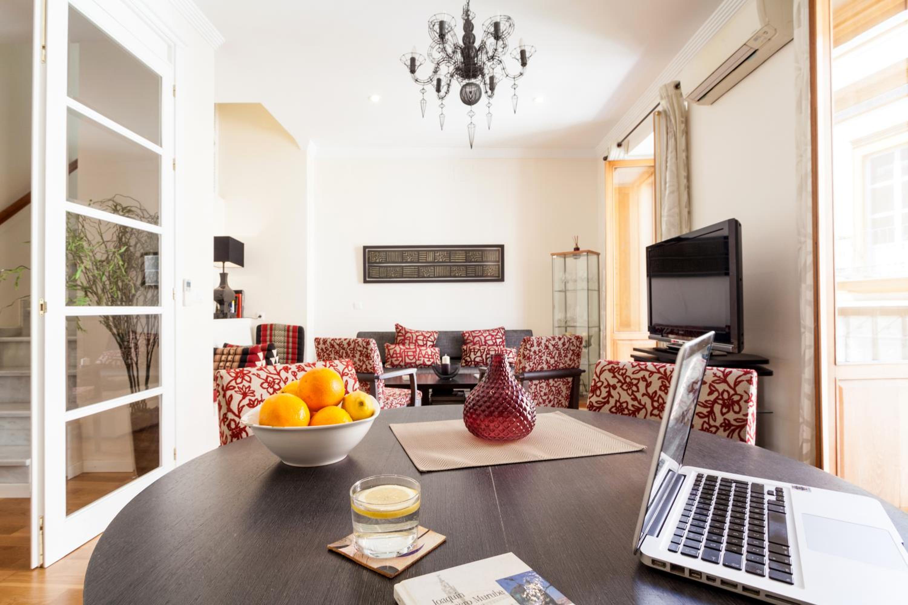 Apartment with Terrace - Photo 6