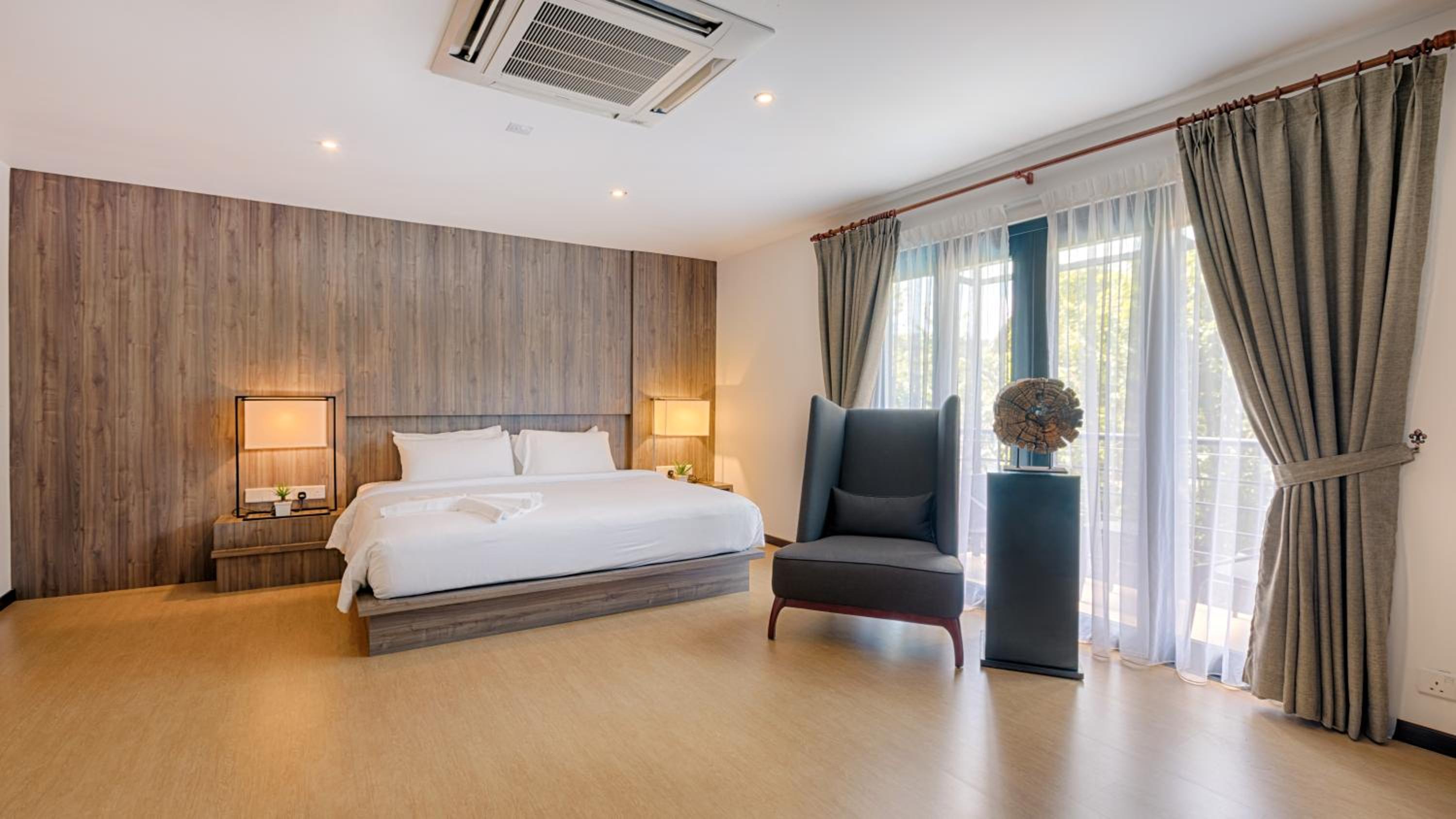 Deluxe Double Room (2 Adults + 1 Child)