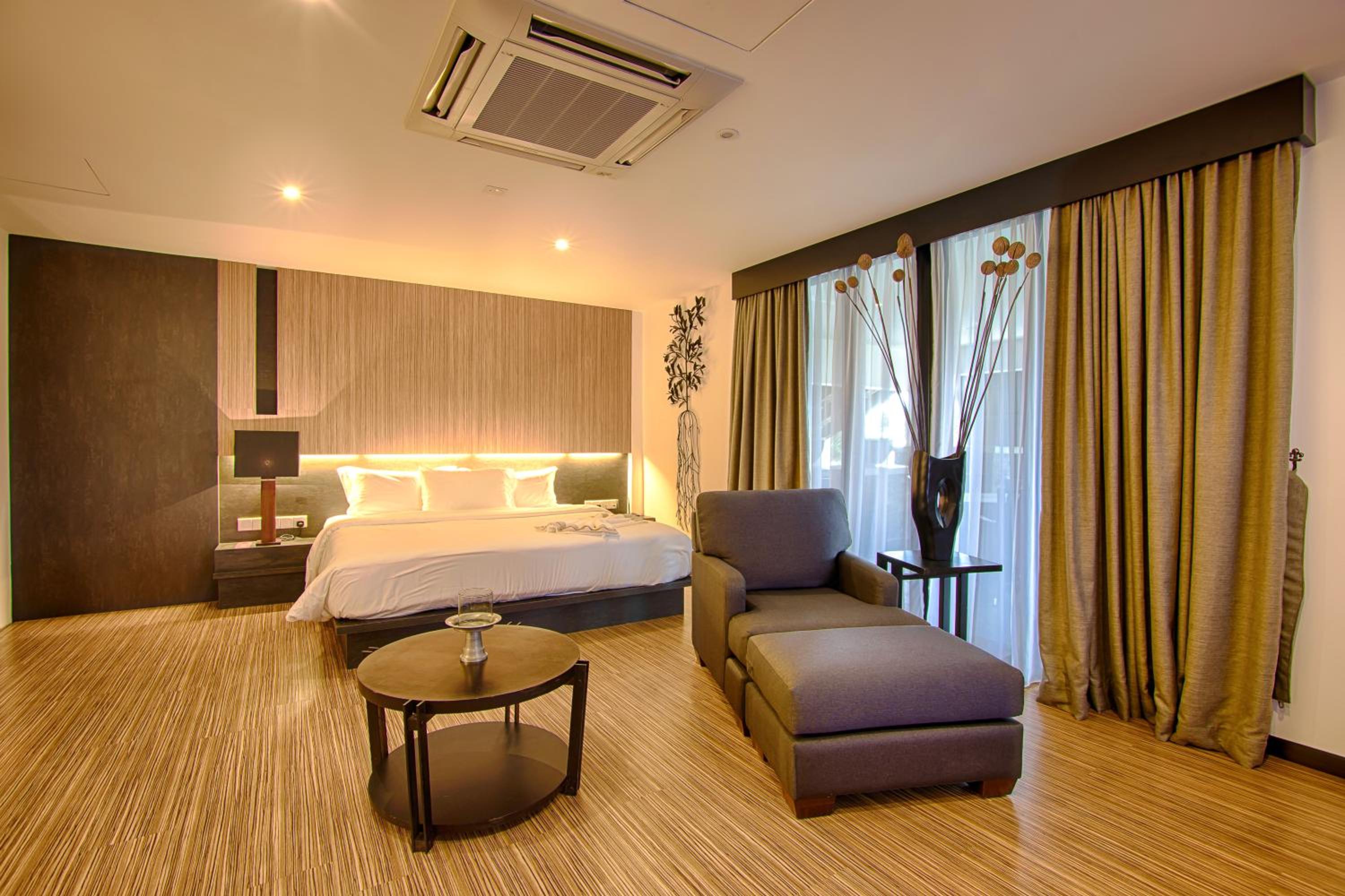 Deluxe King Room - Photo 7