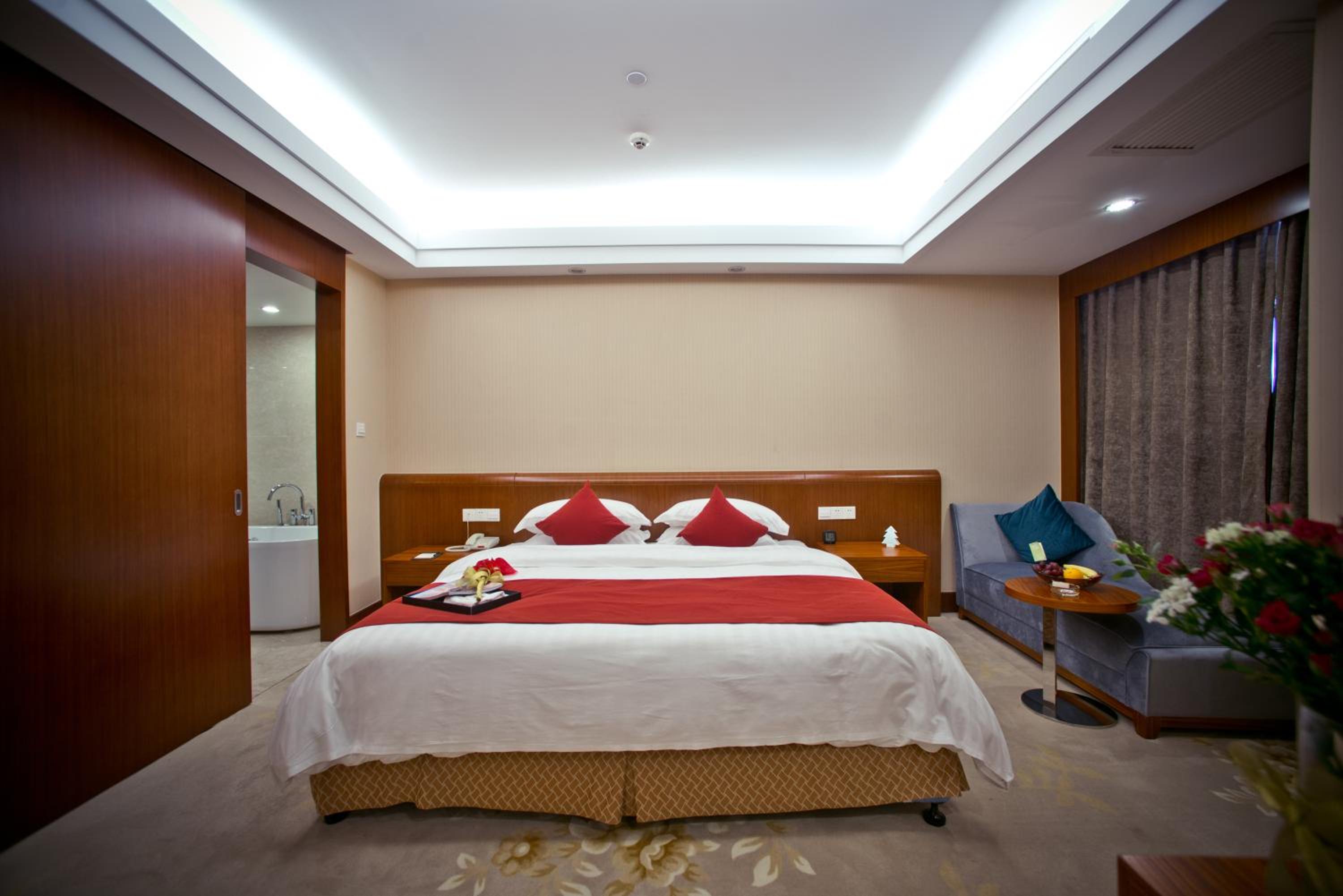 Standard Queen Room - Photo 8