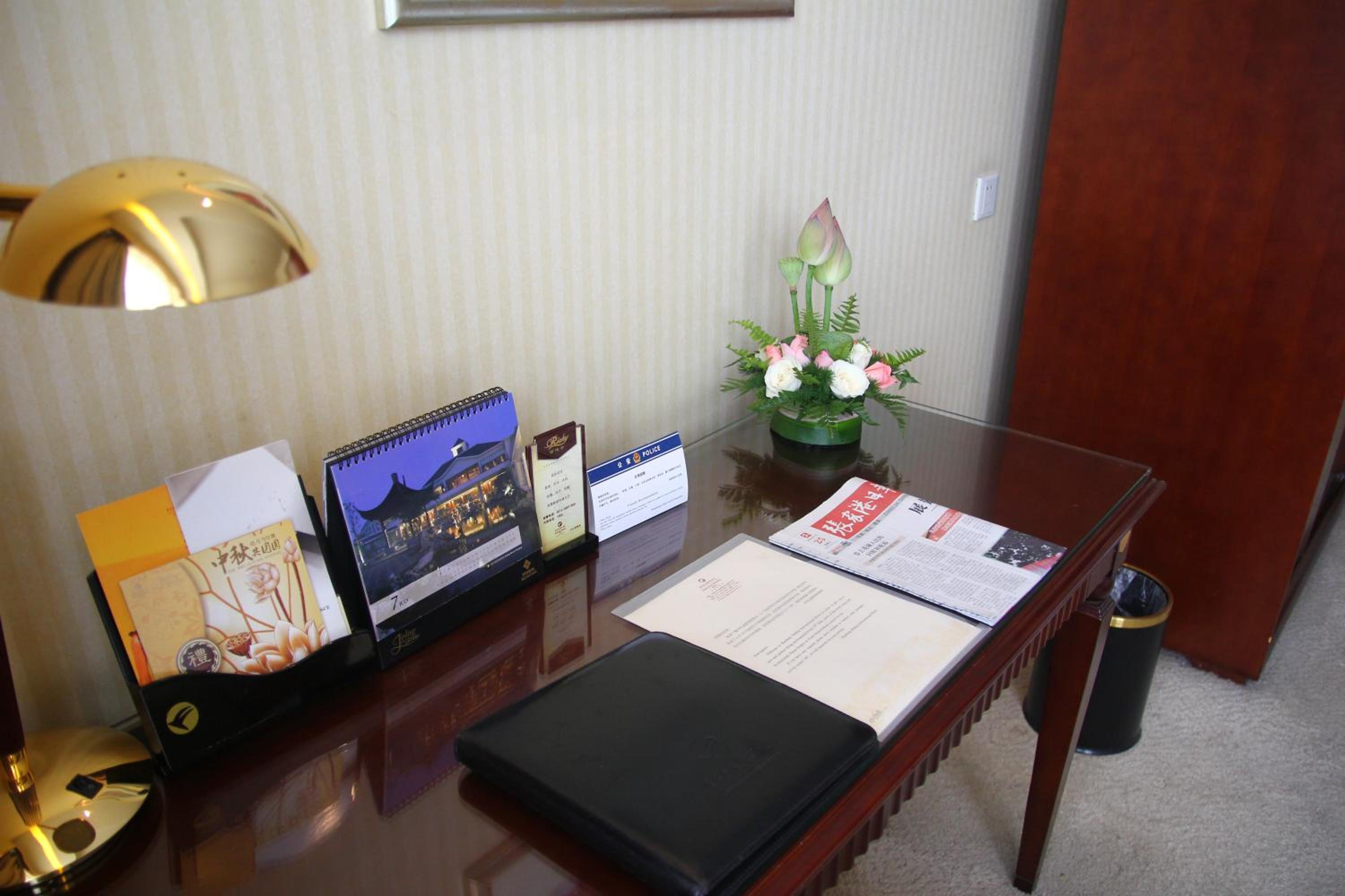 Standard Queen Room - Photo 7