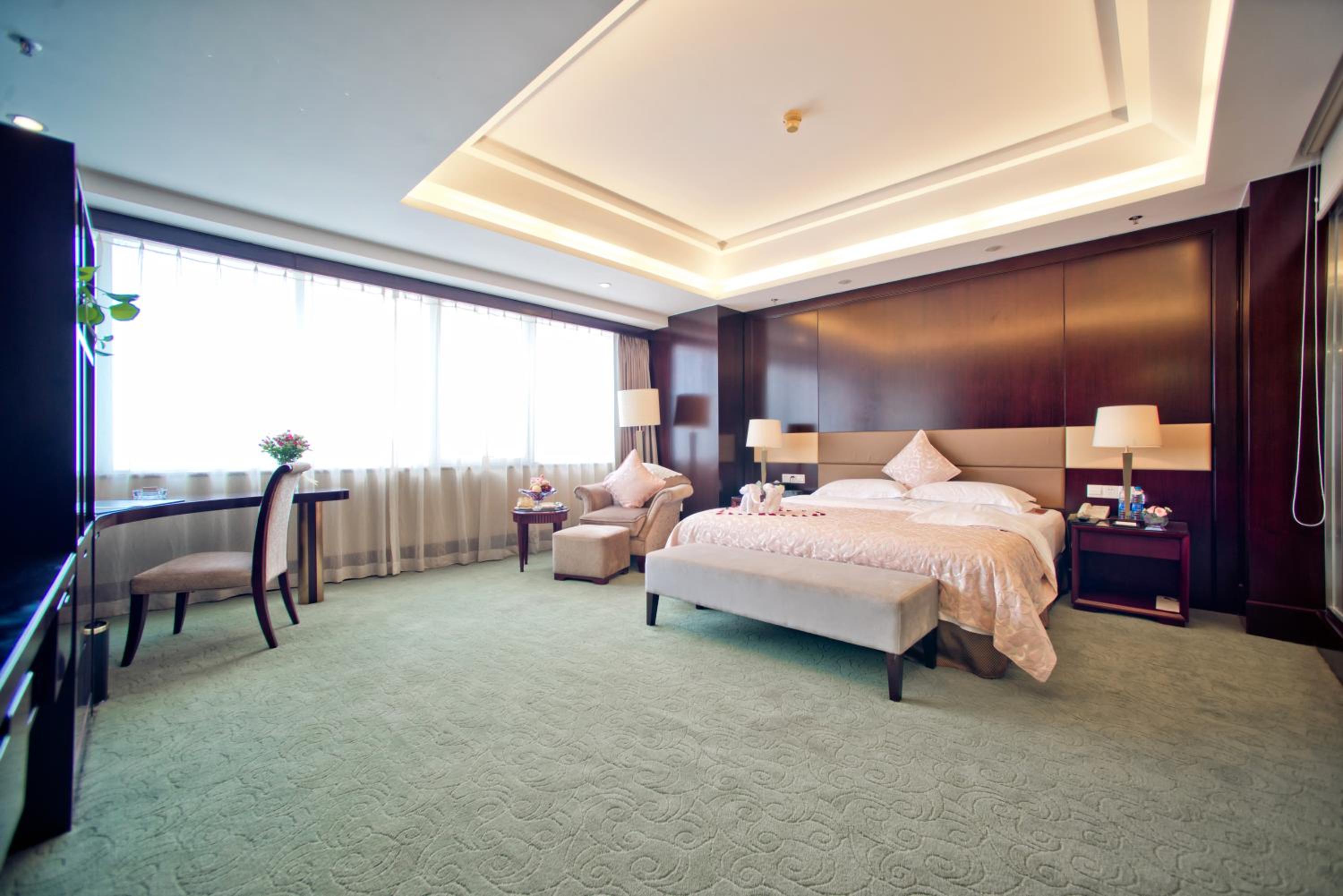 Deluxe Queen Room - Photo 11