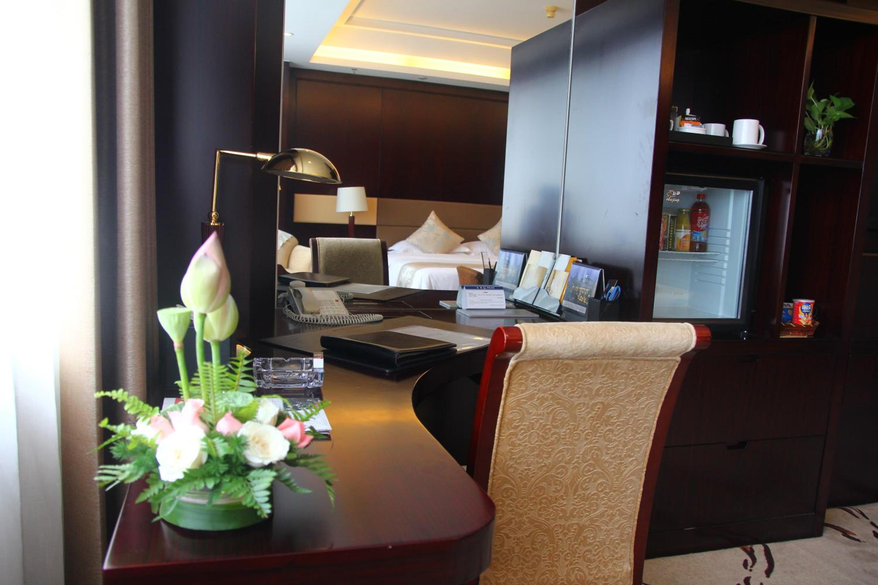 Deluxe Queen Room - Photo 4