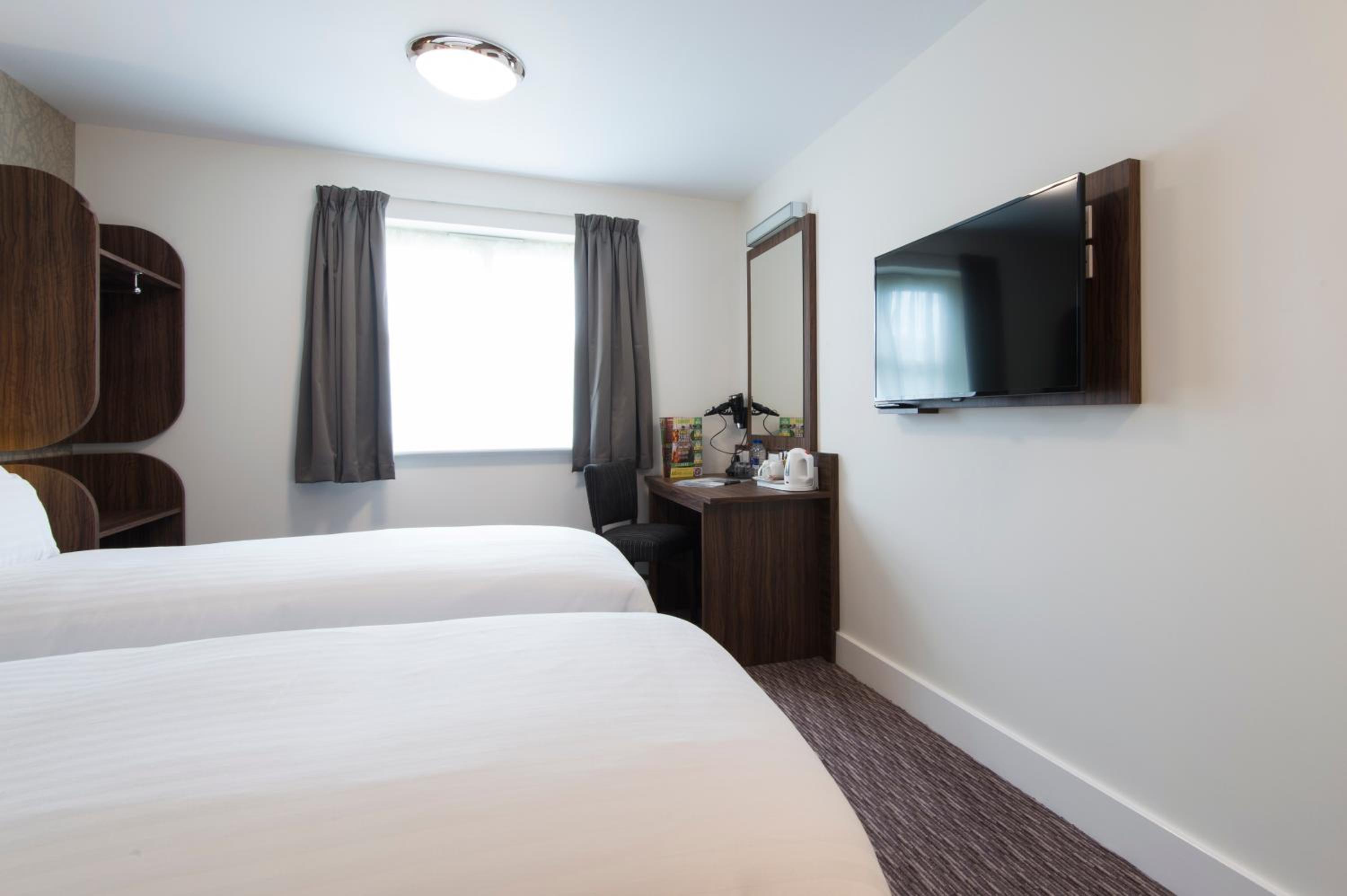 Twin Room - Disability Access - Photo 2