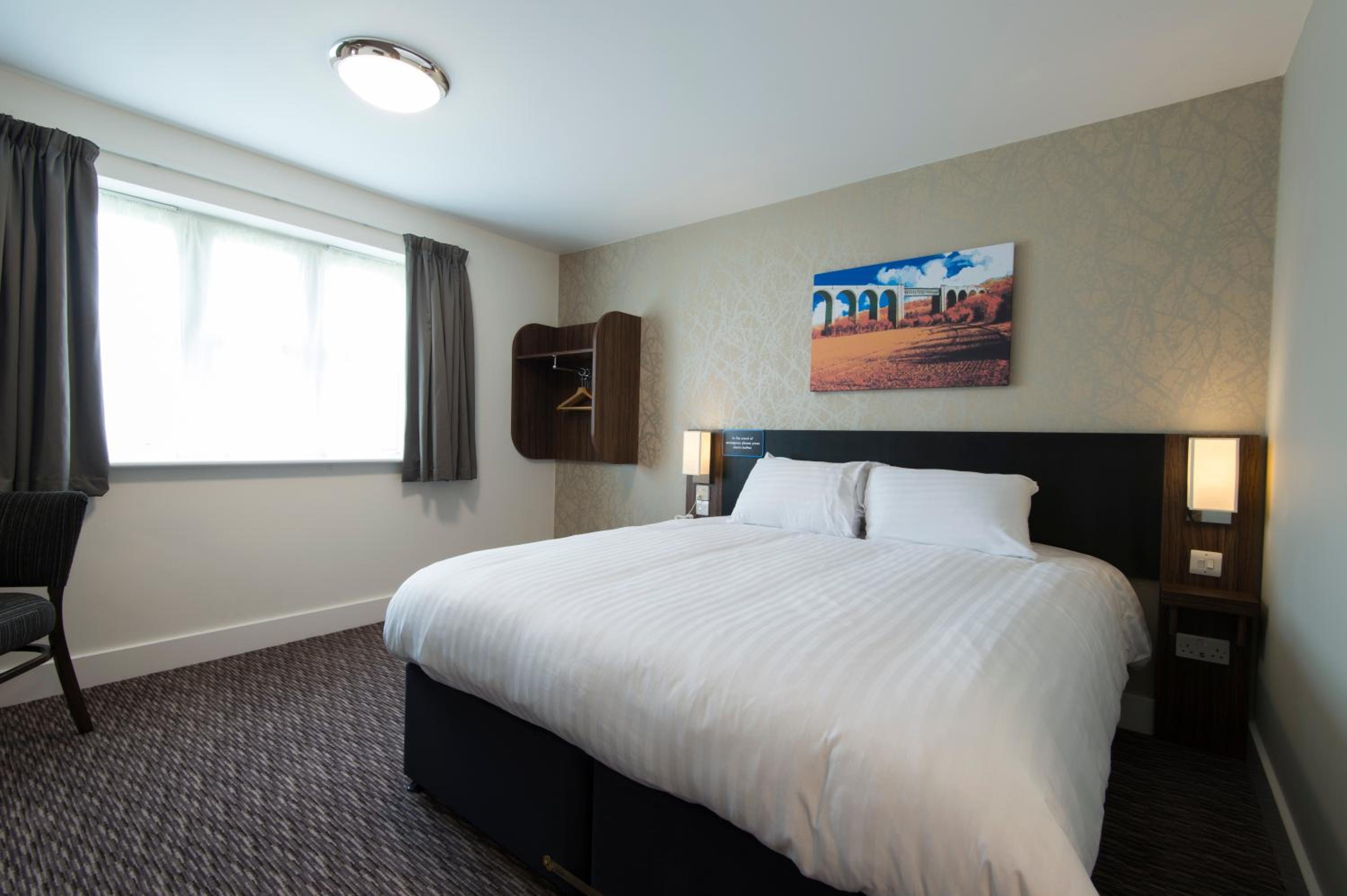 Twin Room - Disability Access - Photo 5