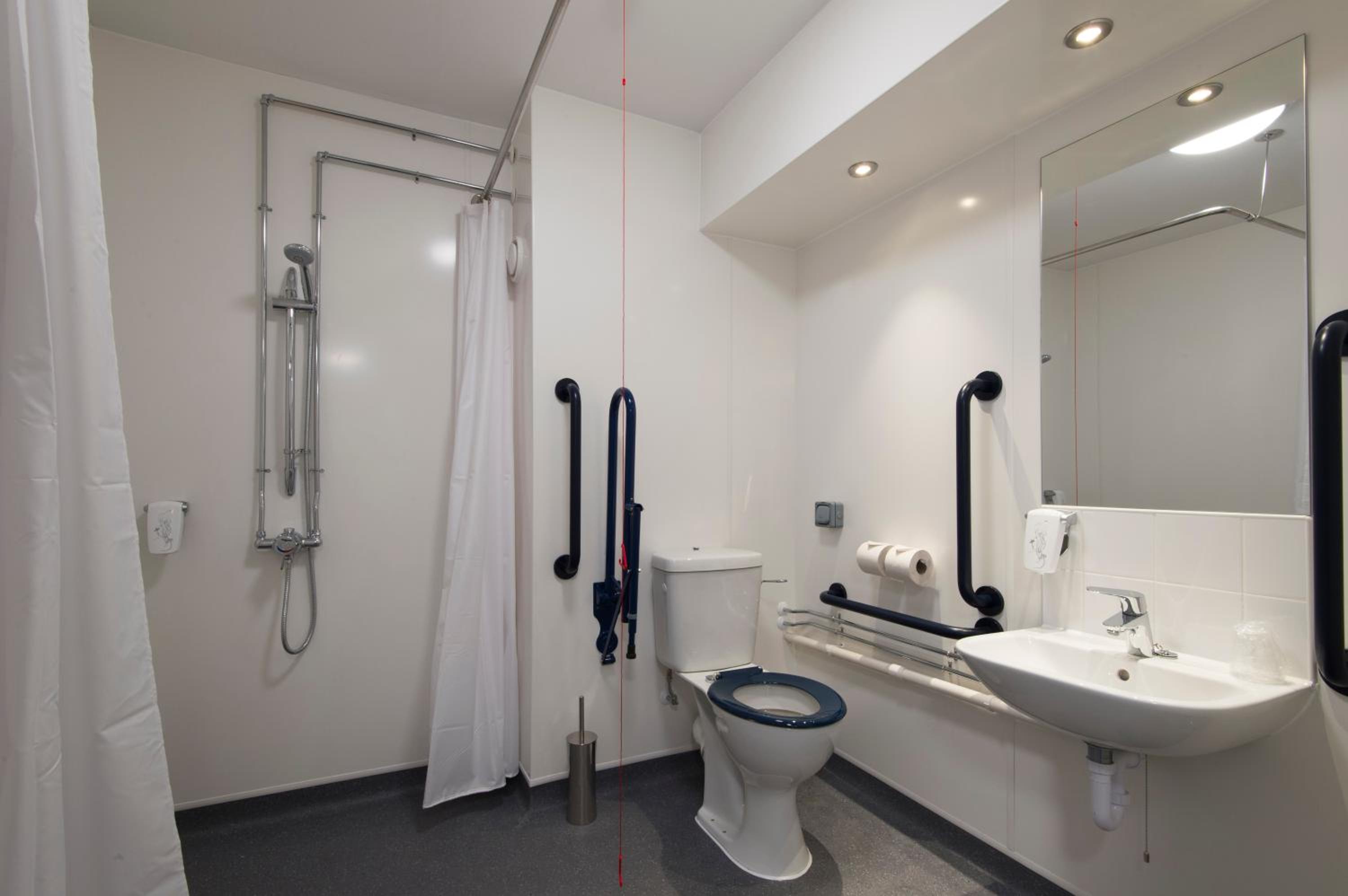 Twin Room - Disability Access - Photo 3