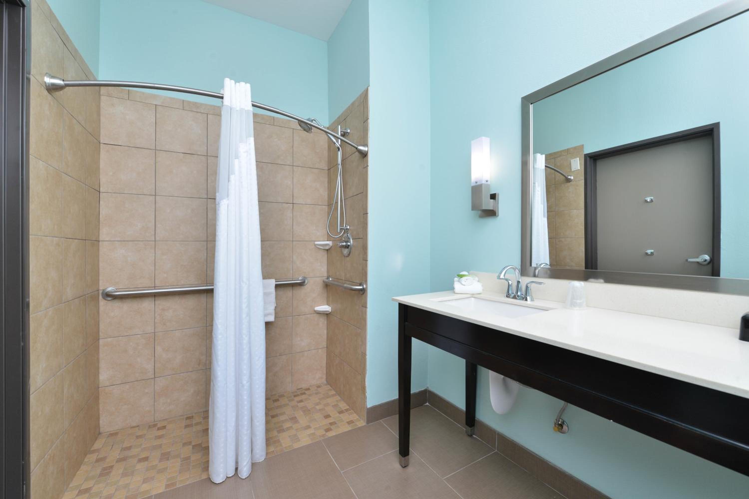 Standard Queen Room with Two Queen Beds and Roll-In Shower - Mobility Access