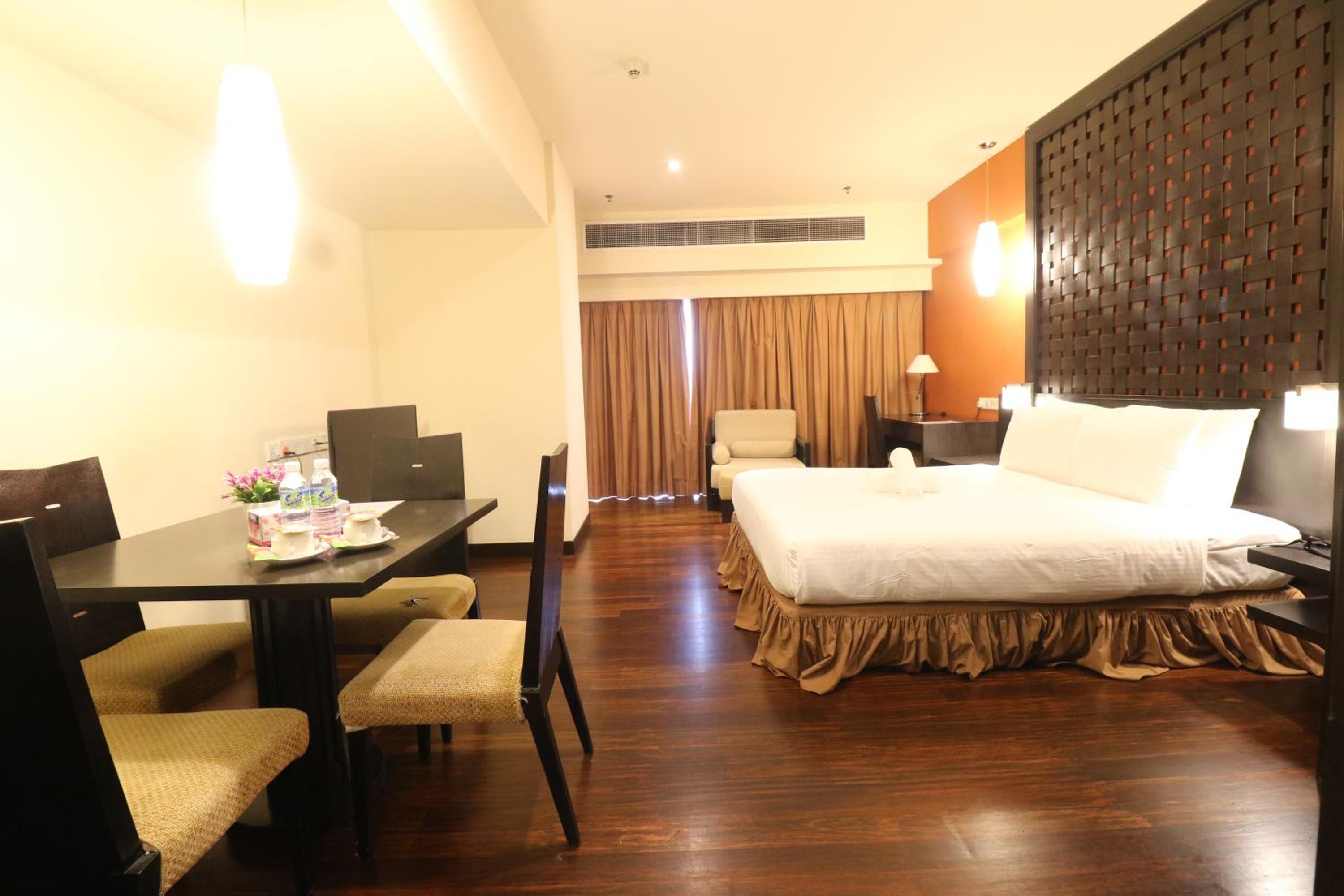 Deluxe King Suite