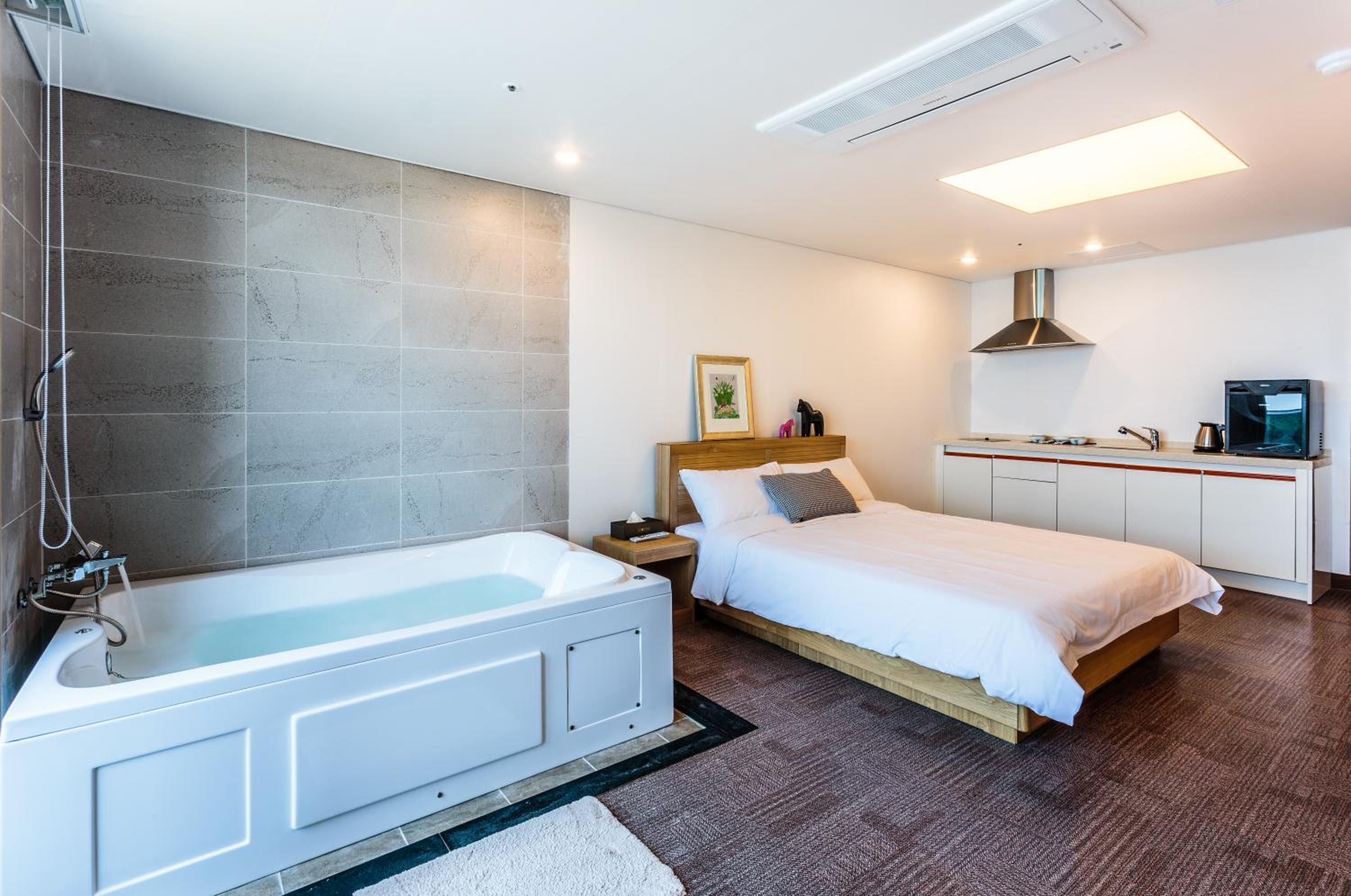 Deluxe Double Room with Sea View - Photo 9