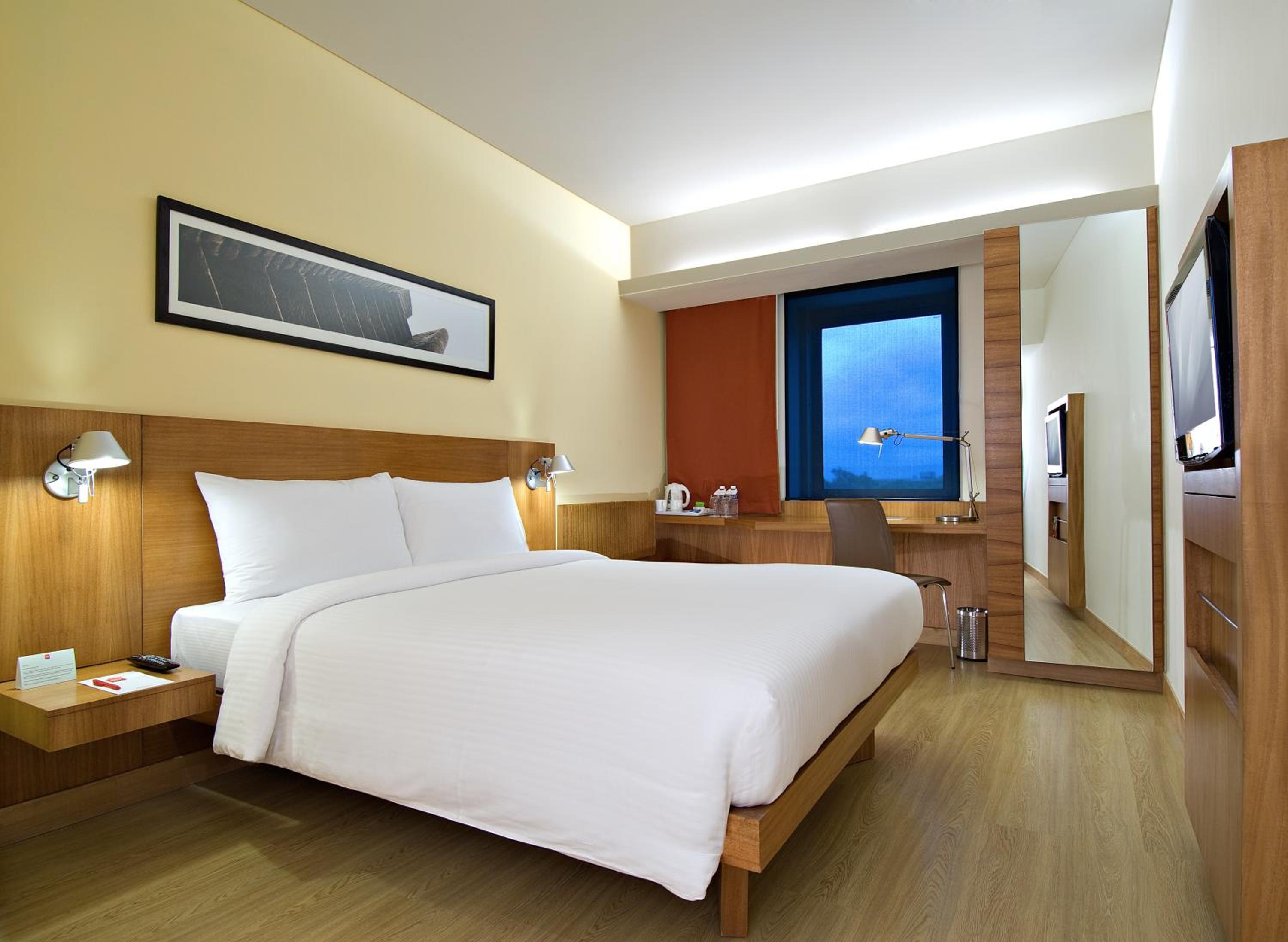 Standard Room with 1 Queen Bed - Photo 5