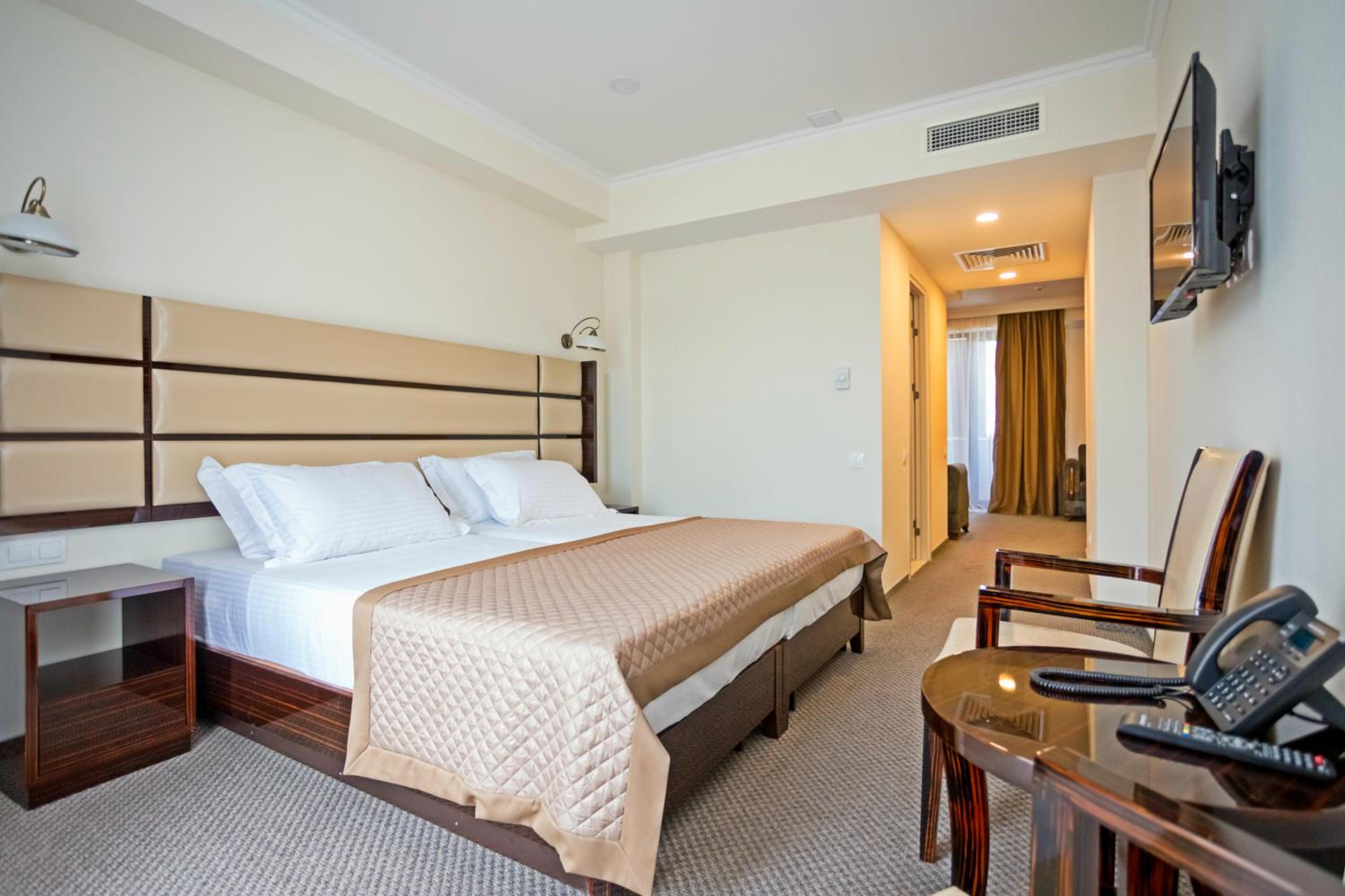 Suite with Mountain View