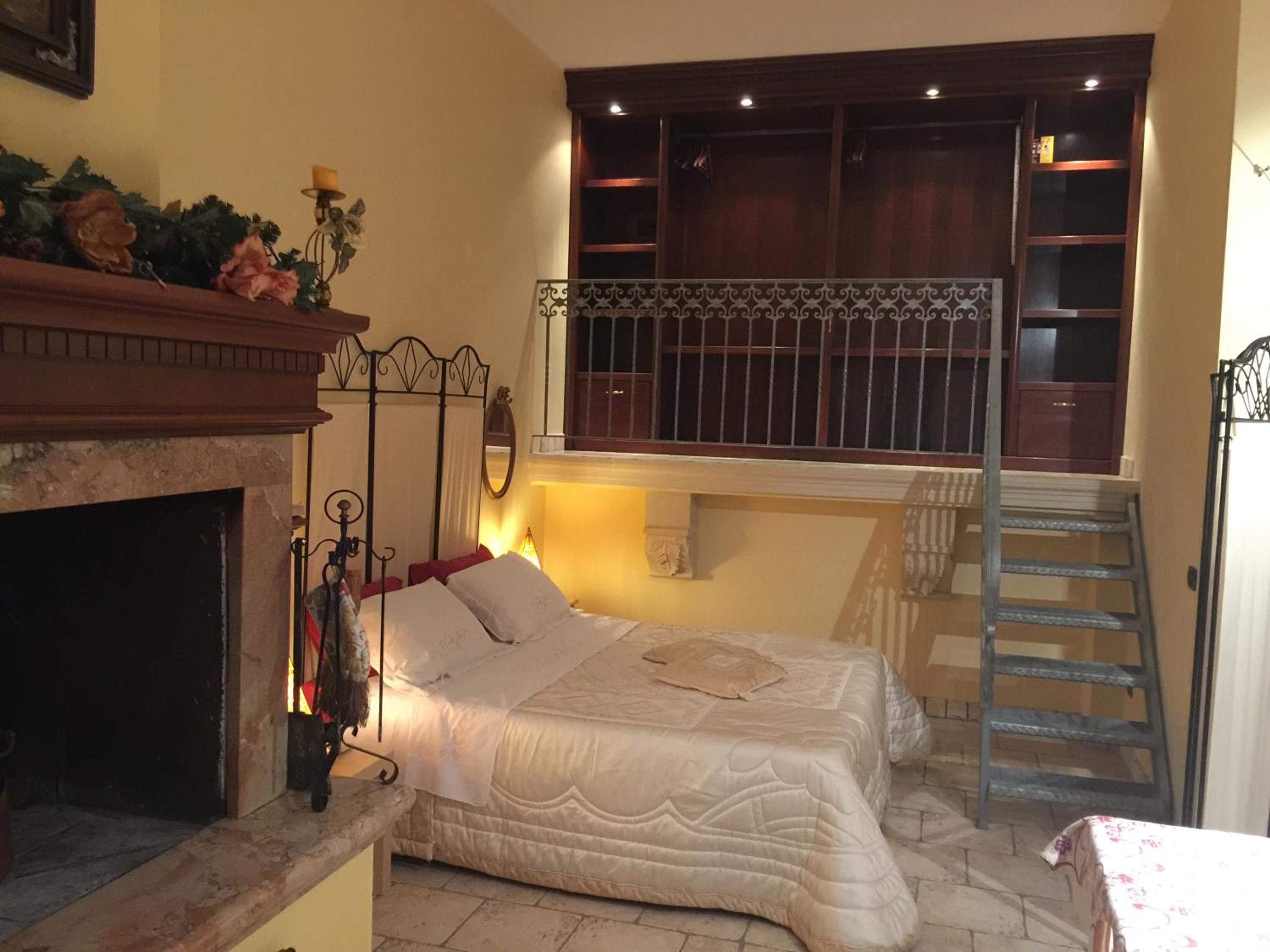 Deluxe King Suite photo 1