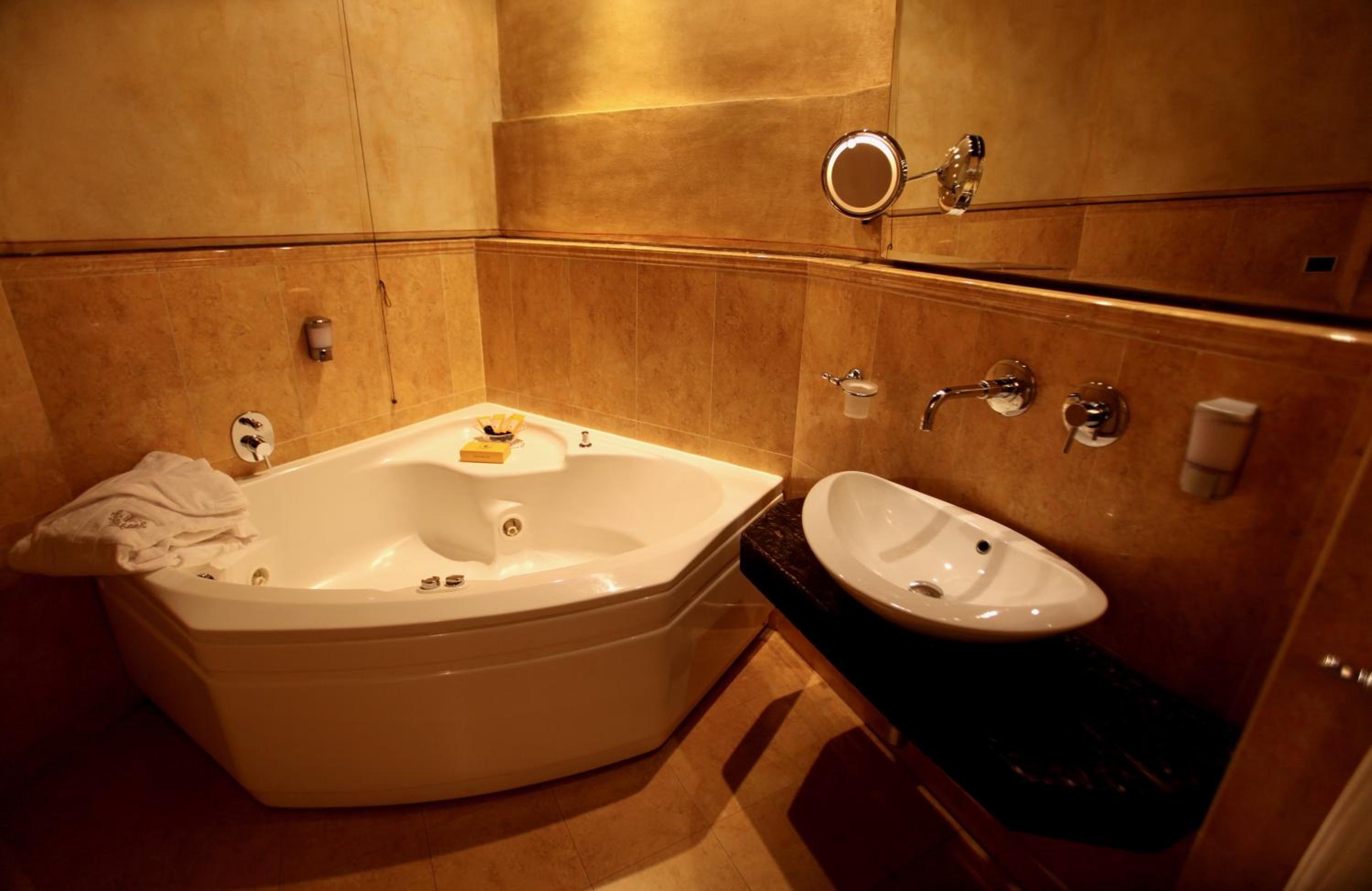 Queen Suite with Spa Bath photo 3