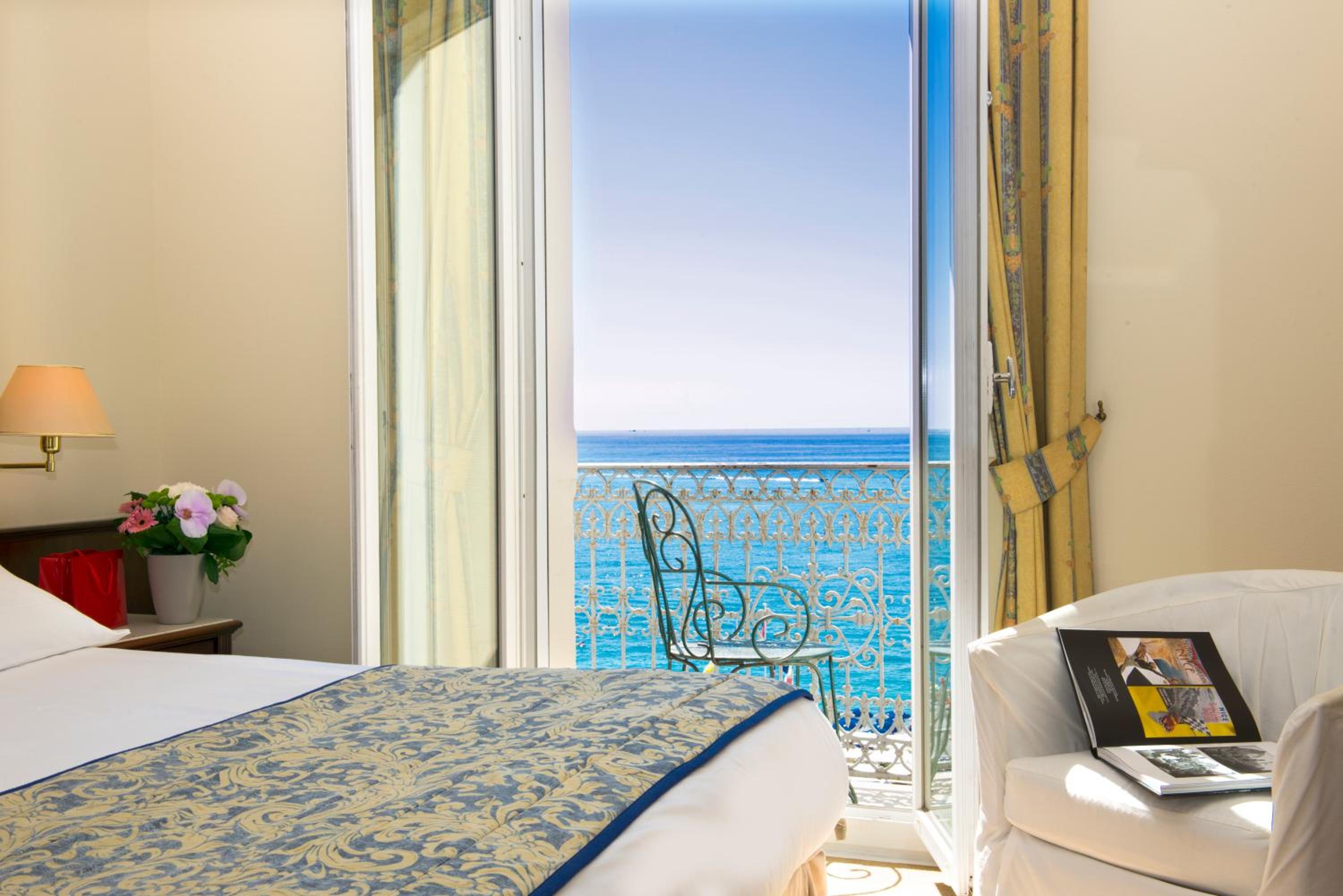 Superior Room with Sea View - Photo 3