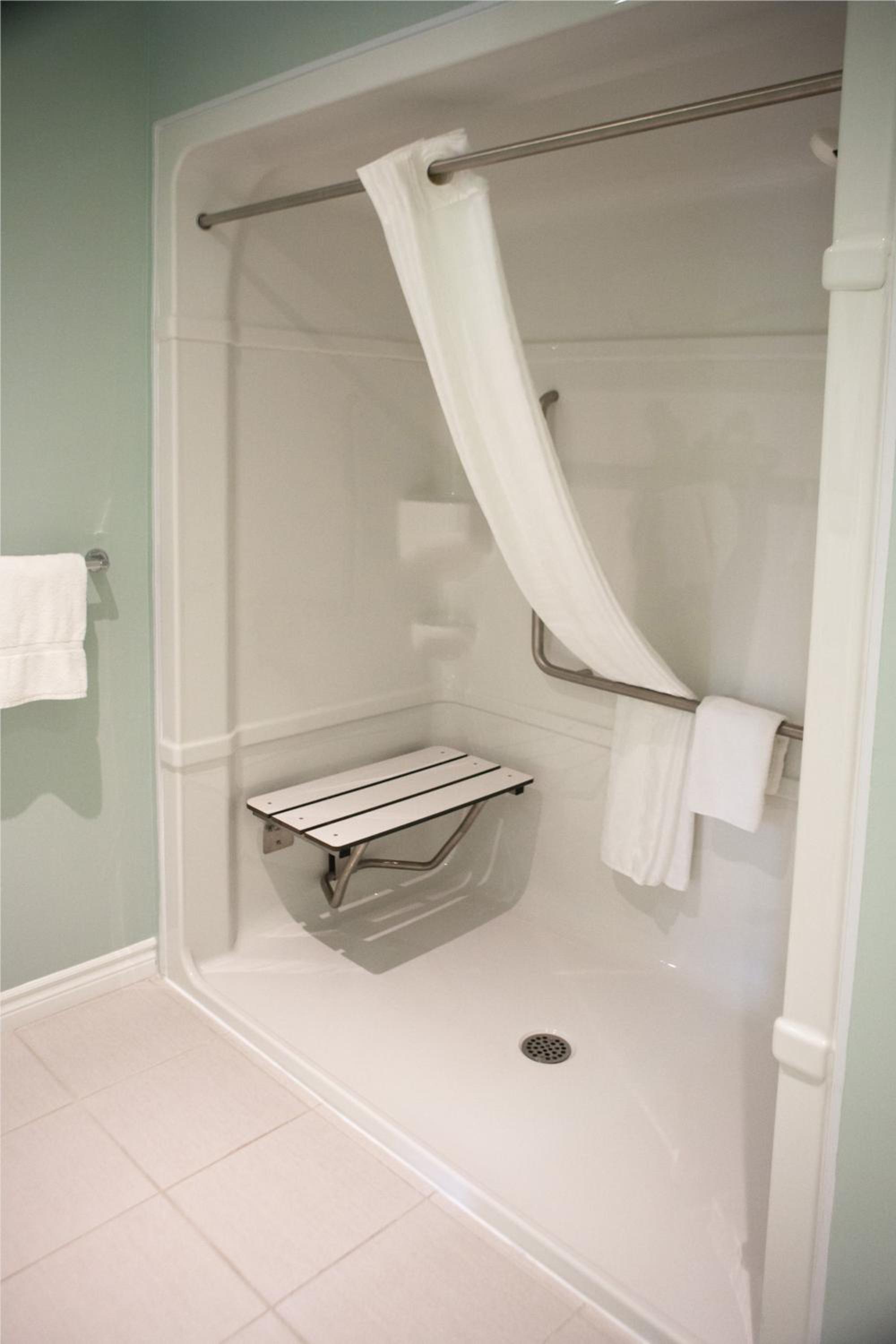 Queen Room with Mobility Access and Street - Non-Smoking - Photo 2
