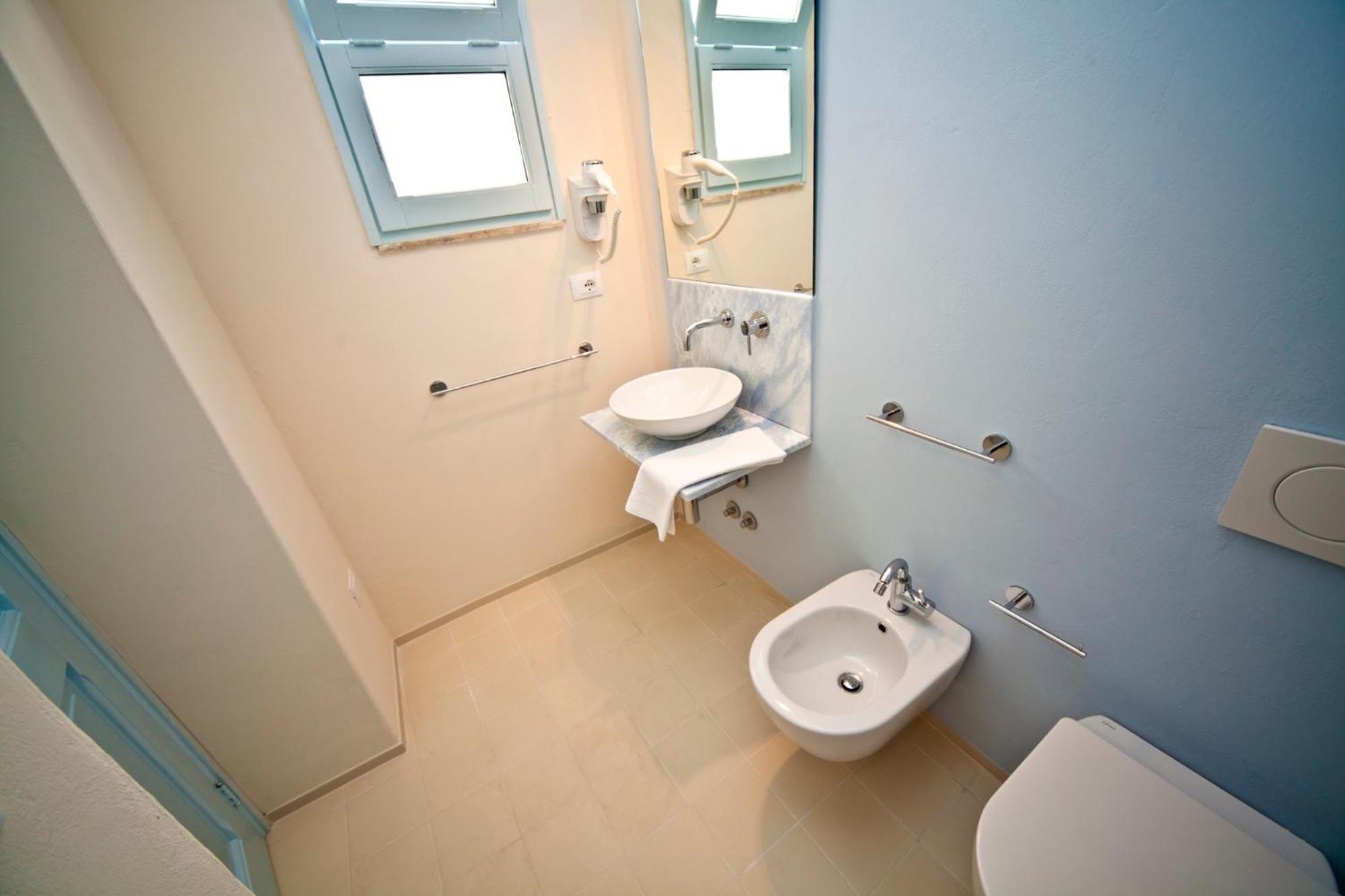 Economy Double Room - Photo 10