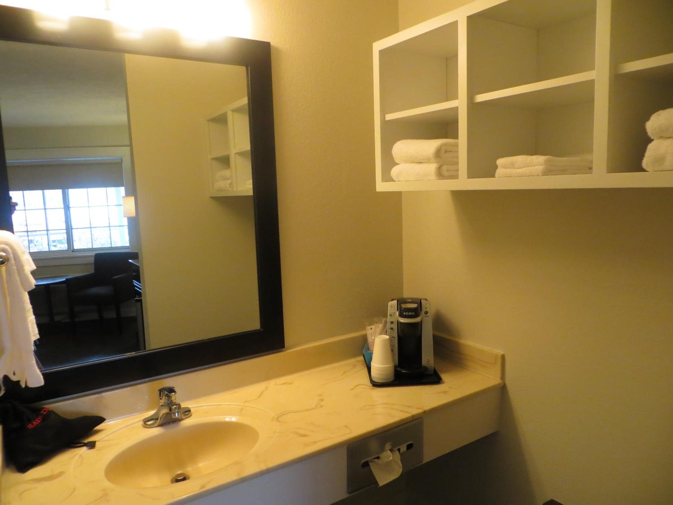 Standard Queen Room - Photo 12