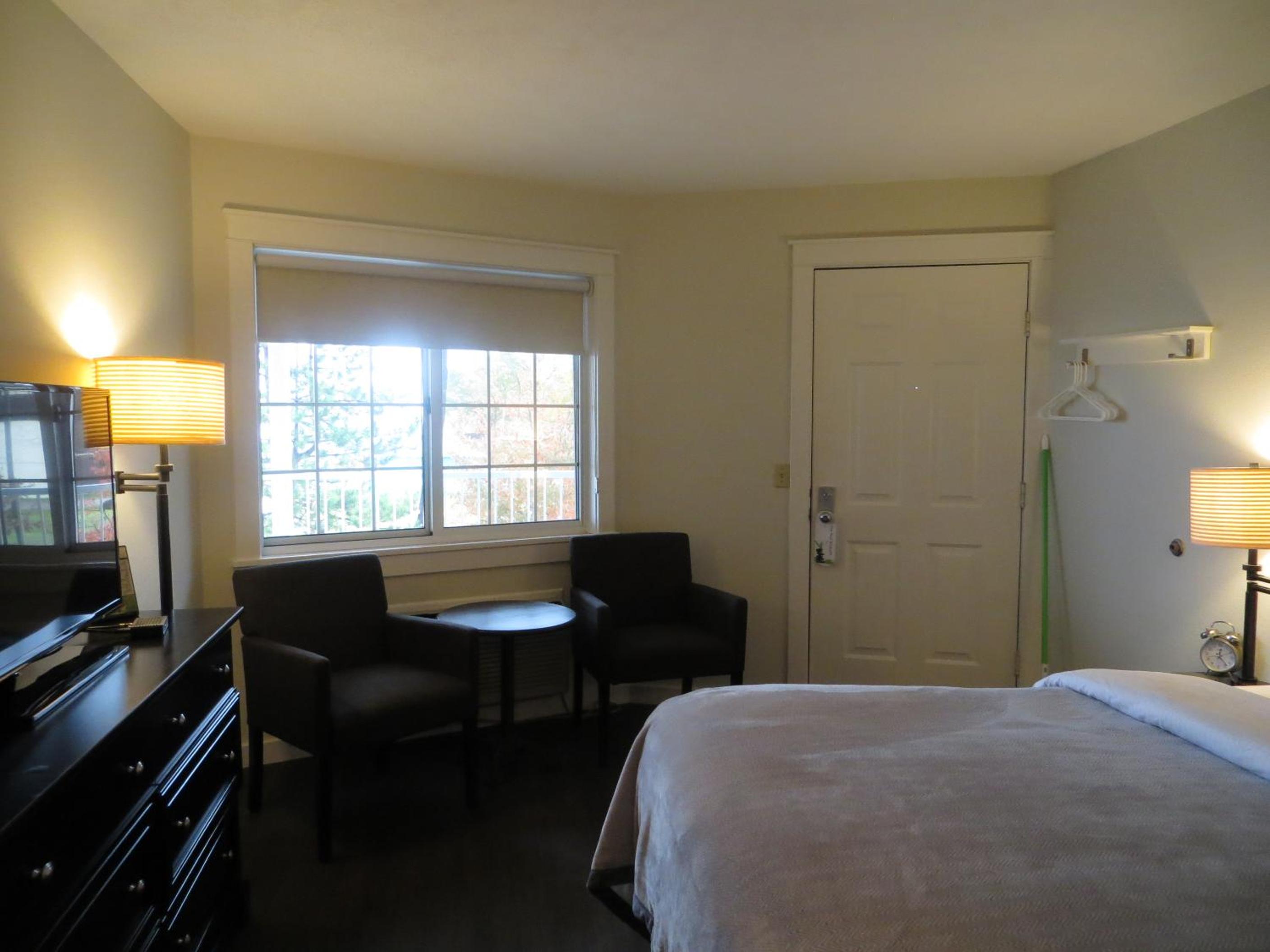 Standard Queen Room - Photo 11