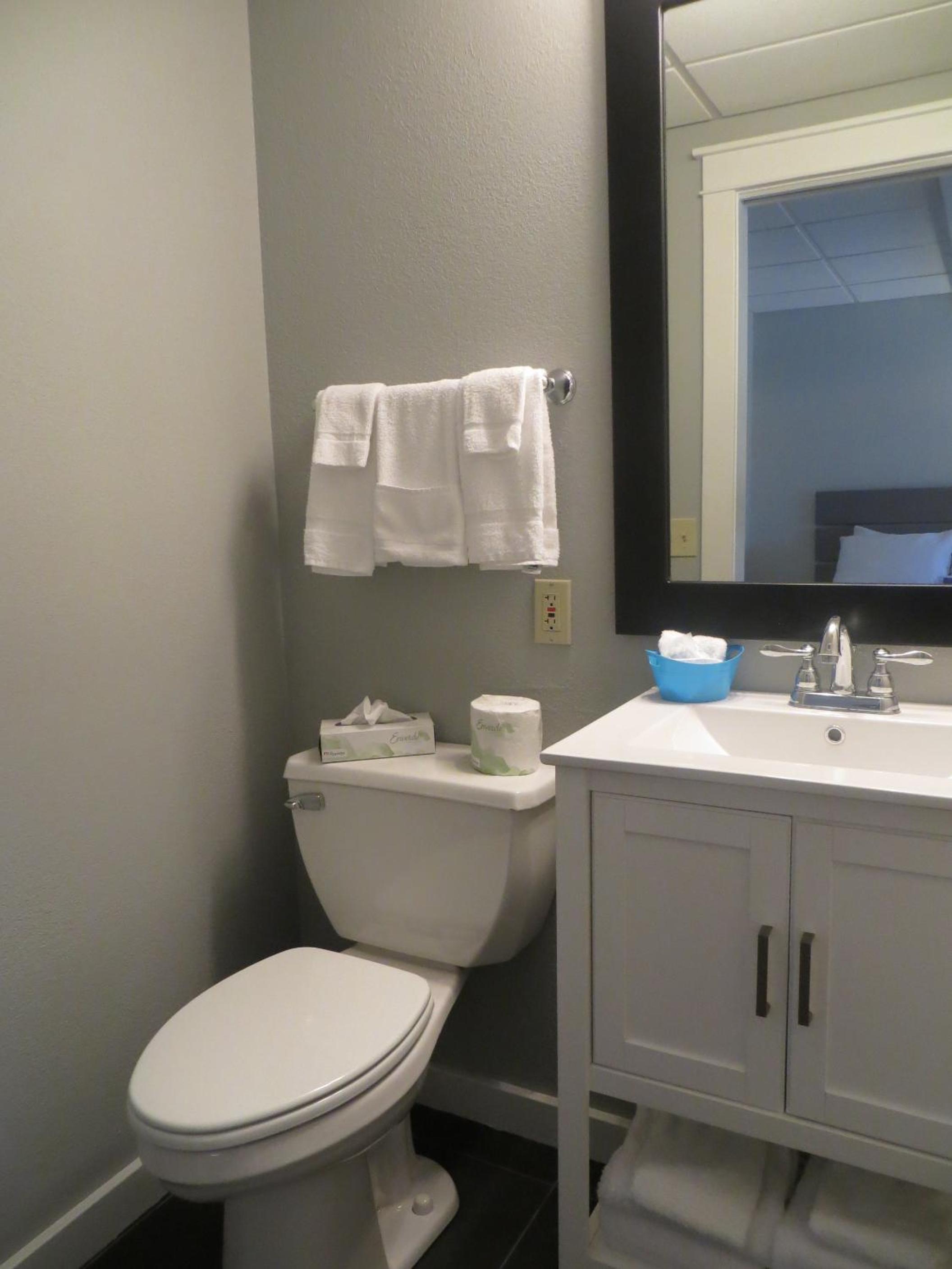 Standard Queen Room - Photo 7