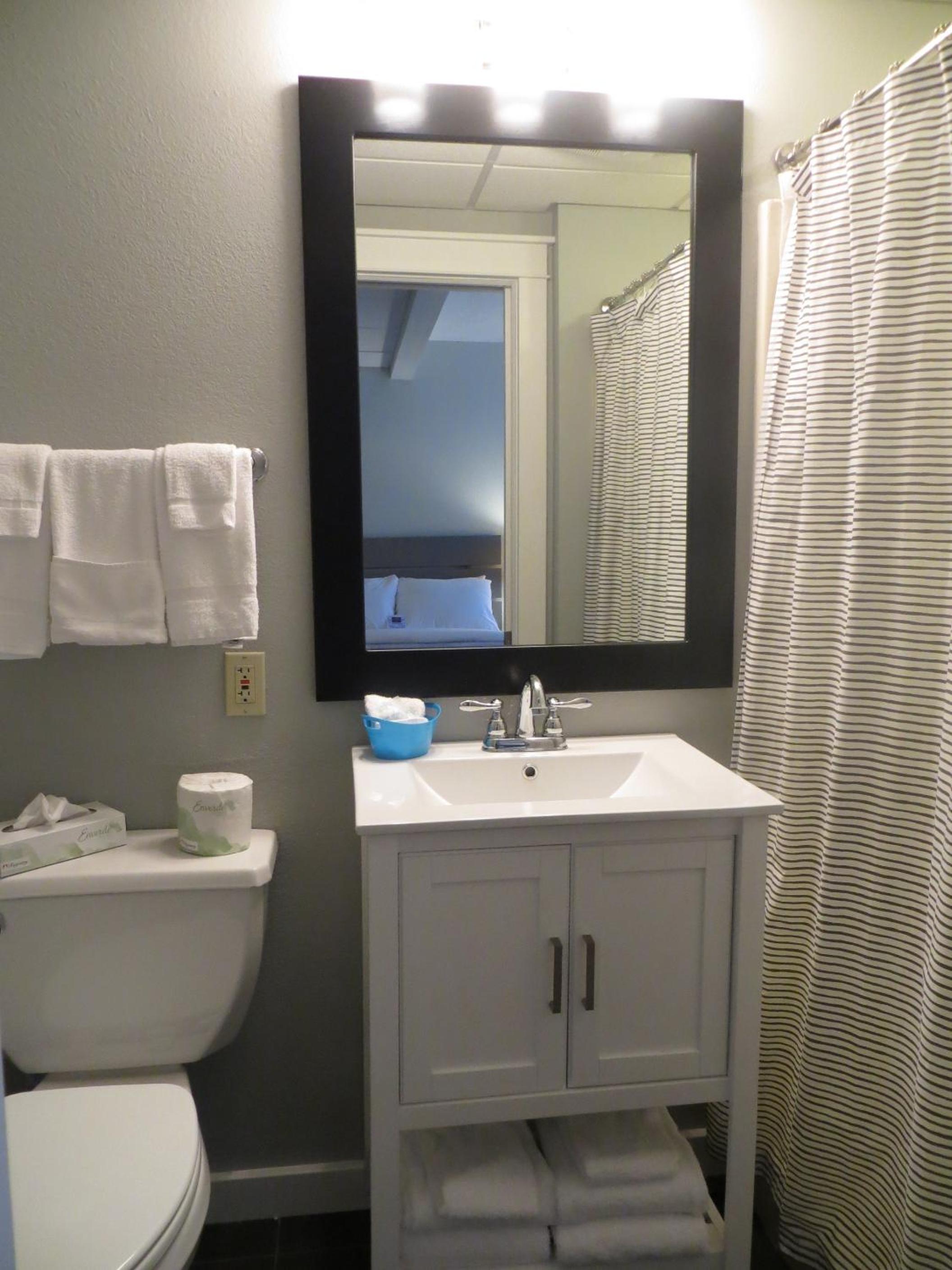 Standard Queen Room - Photo 8