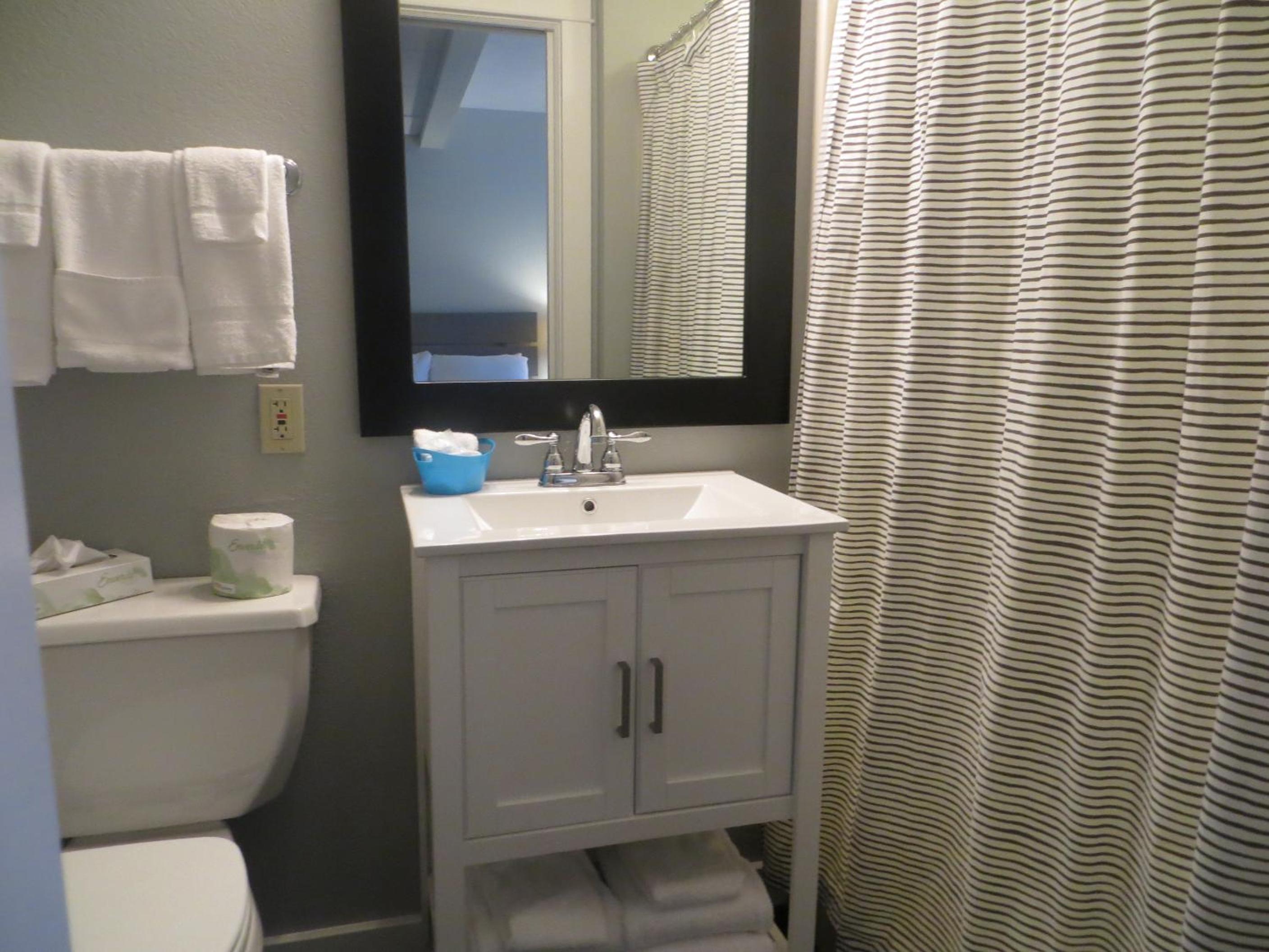 Standard Queen Room - Photo 10