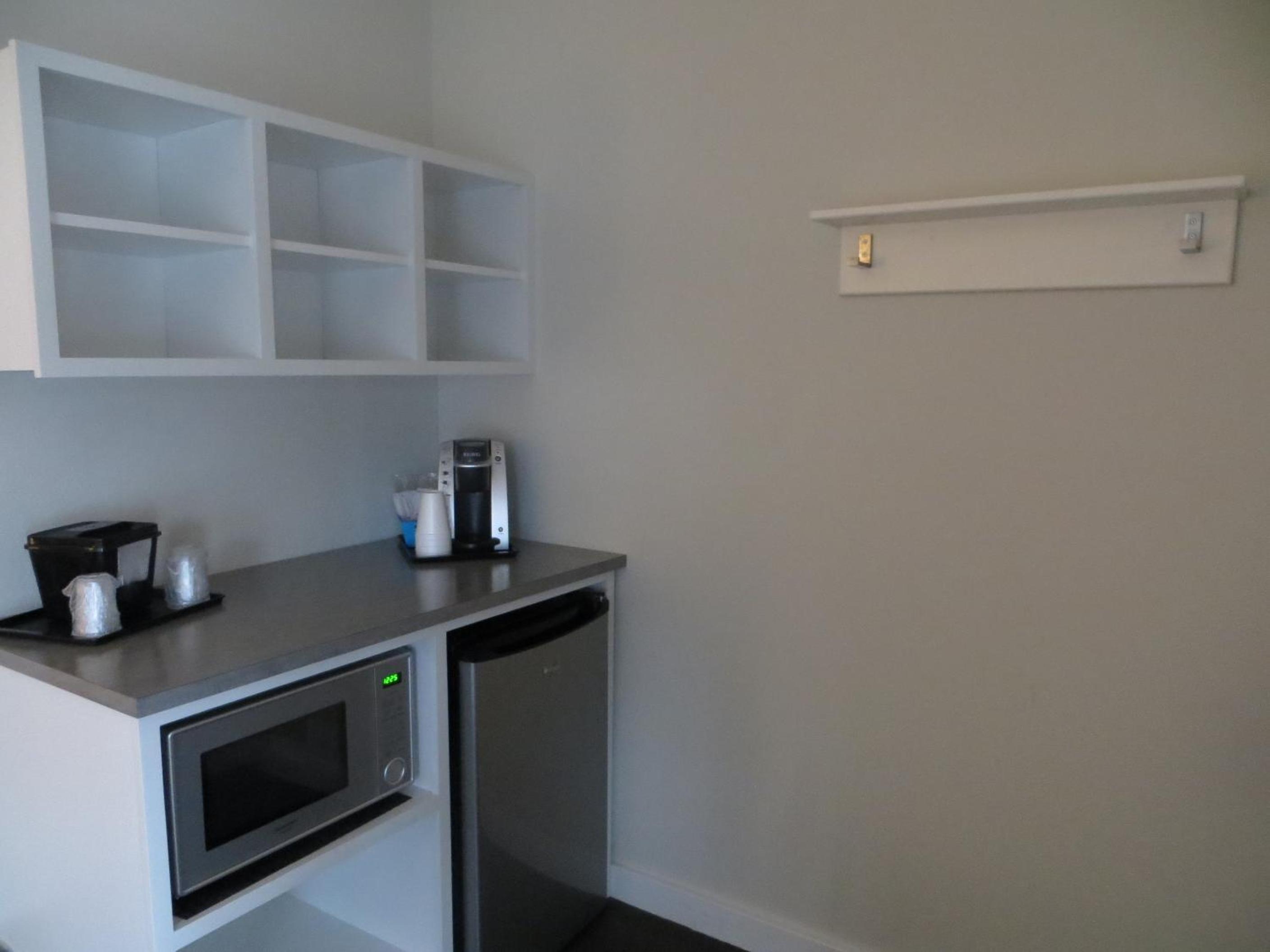 Standard Queen Room - Photo 9