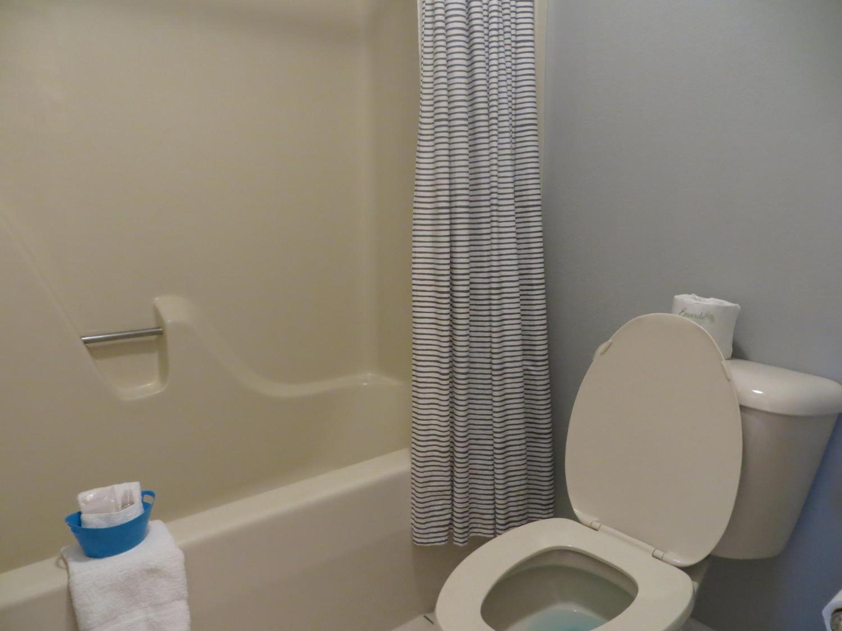 Standard Queen Room - Photo 6