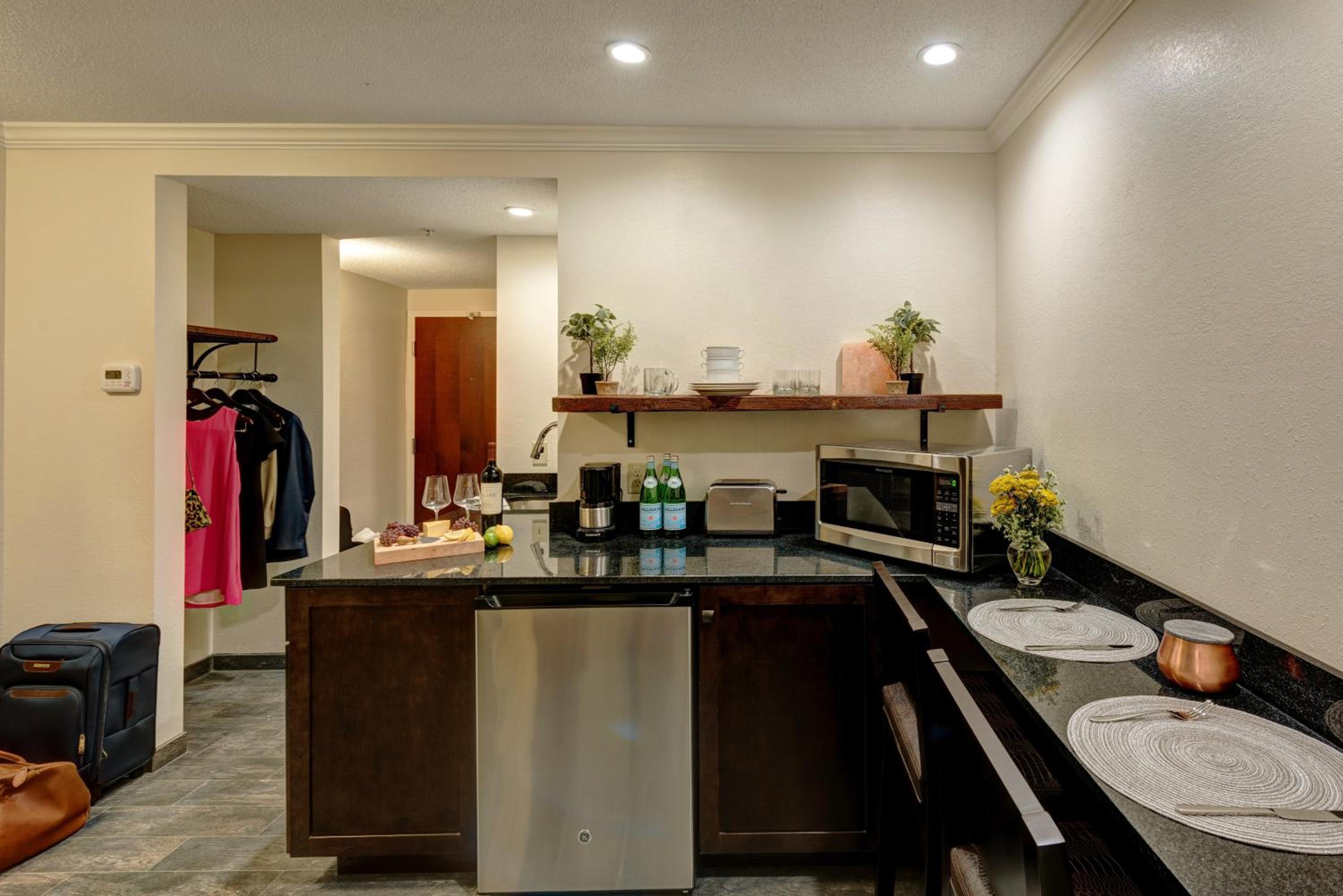 King Room with Kitchen - Non-Smoking photo 2