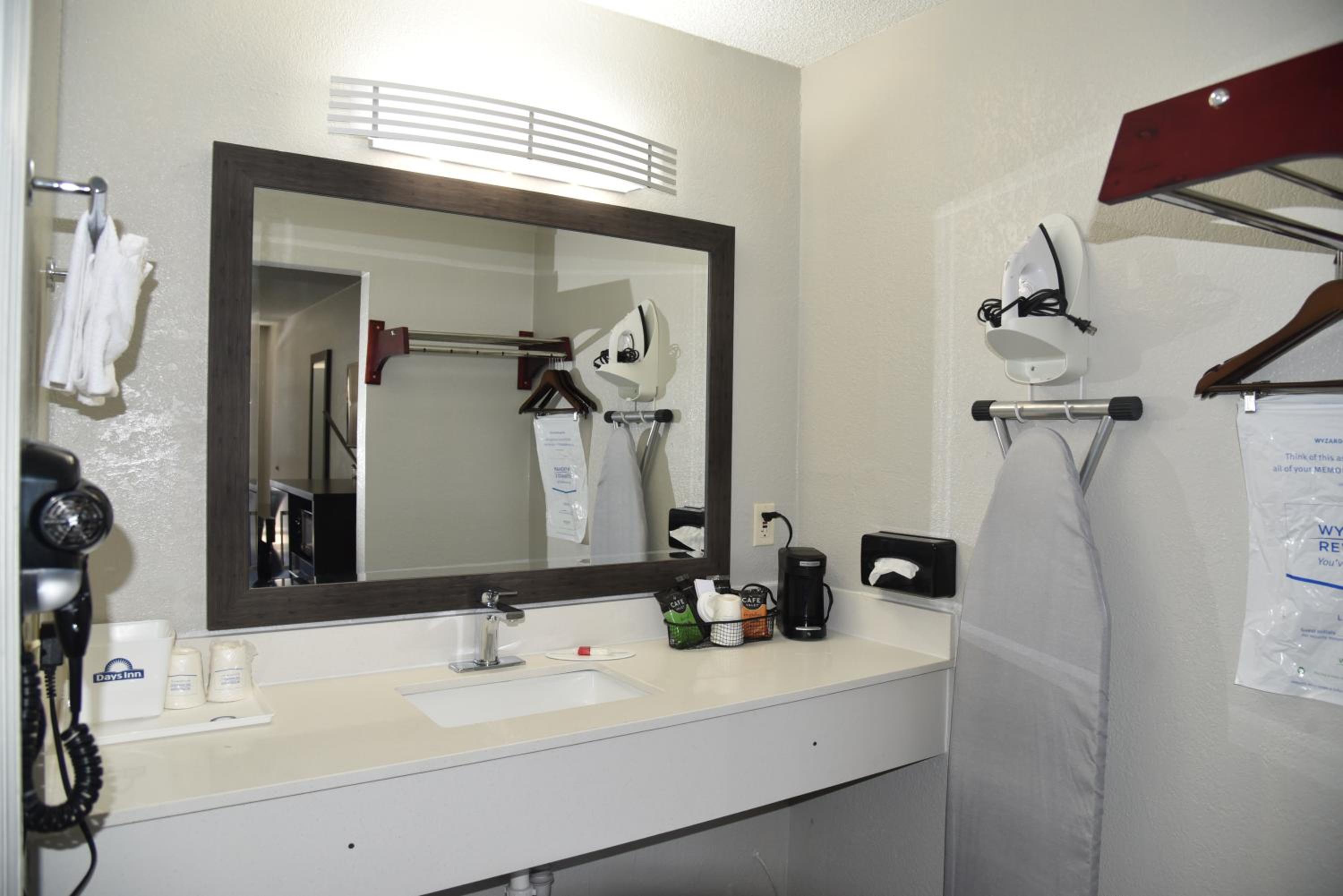 King Room - Non-Smoking - Photo 2