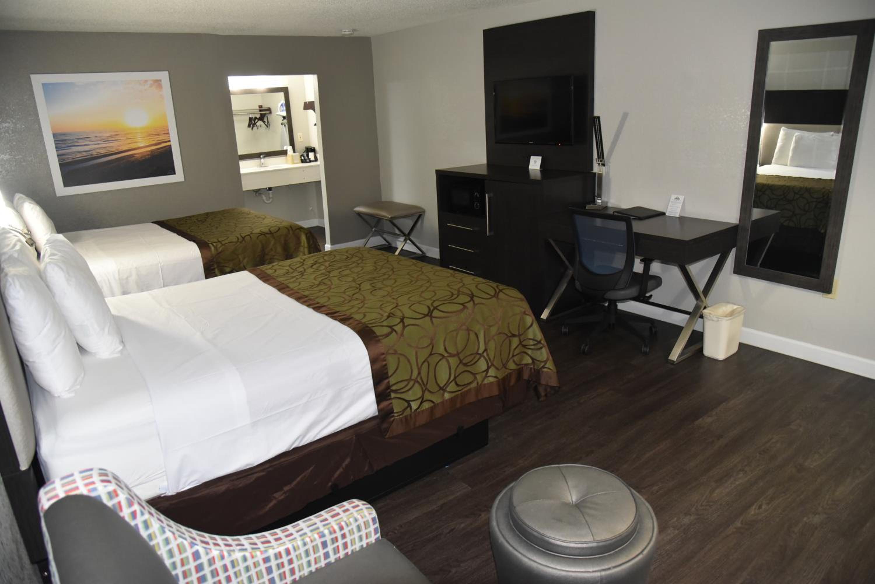 Queen Room with Two Queen Beds - Non-Smoking - Photo 2