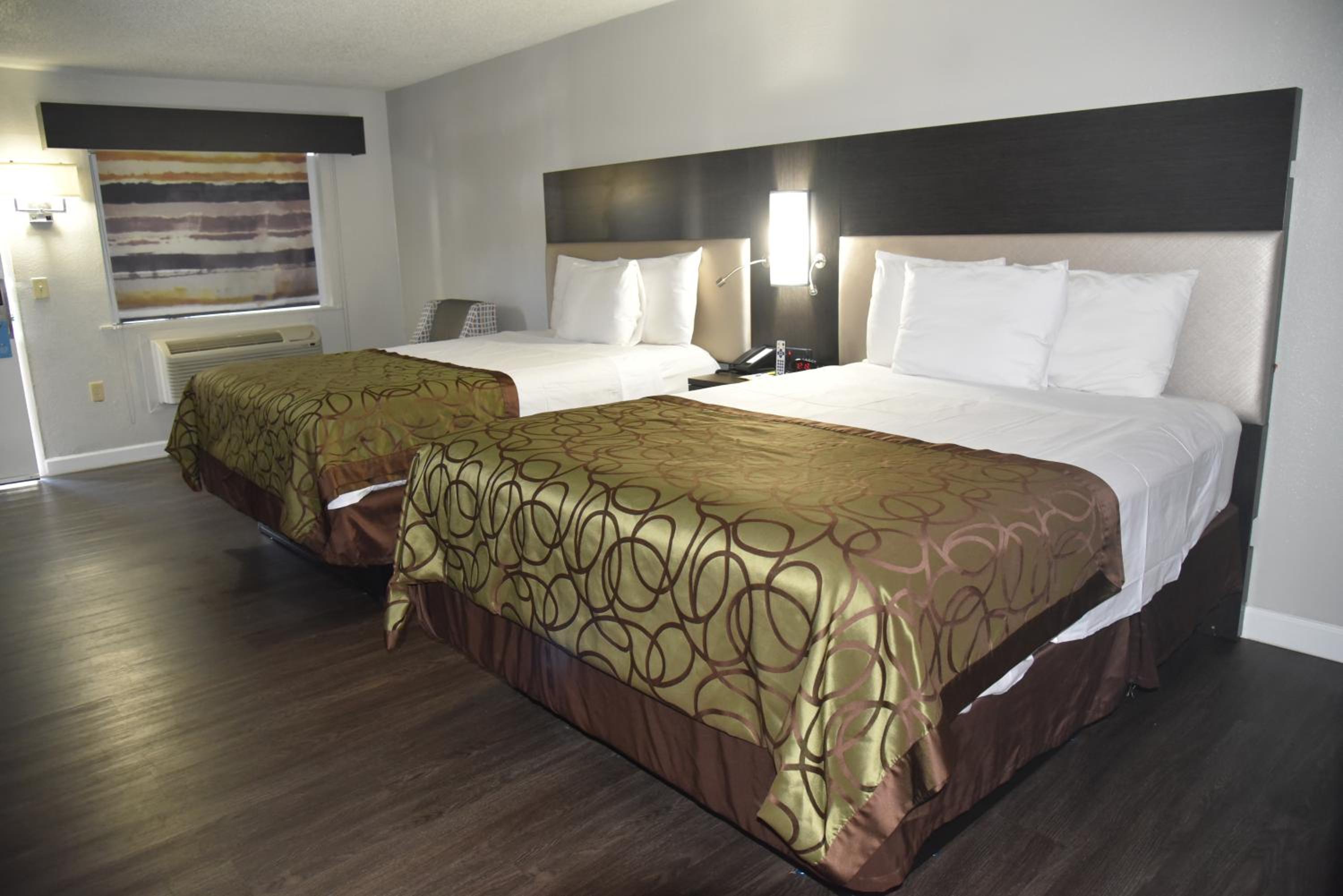 Queen Room with Two Queen Beds - Disability Access/Non-Smoking - Photo 3