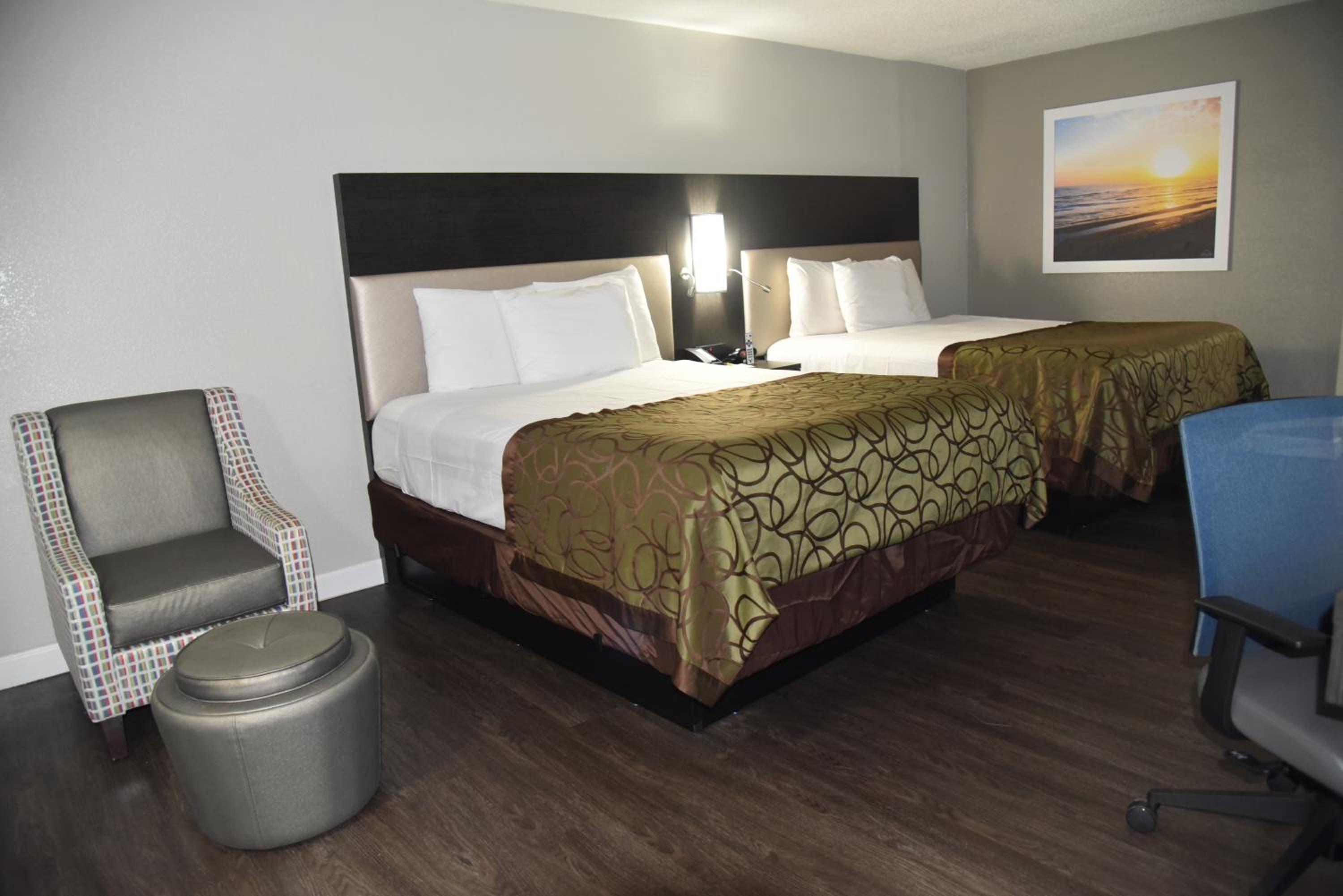 Queen Room with Two Queen Beds - Disability Access/Non-Smoking - Photo 4