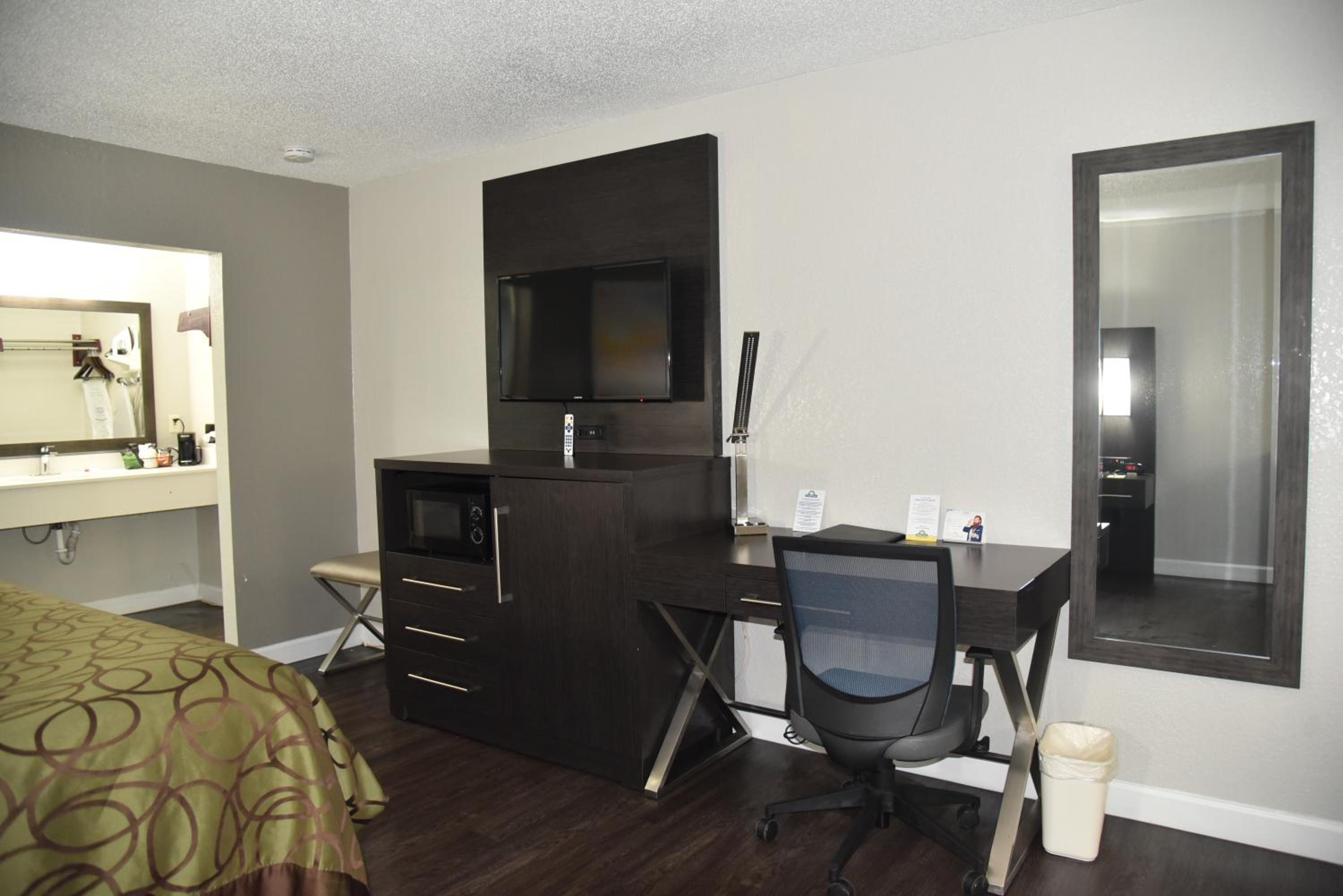 King Room - Non-Smoking - Photo 6