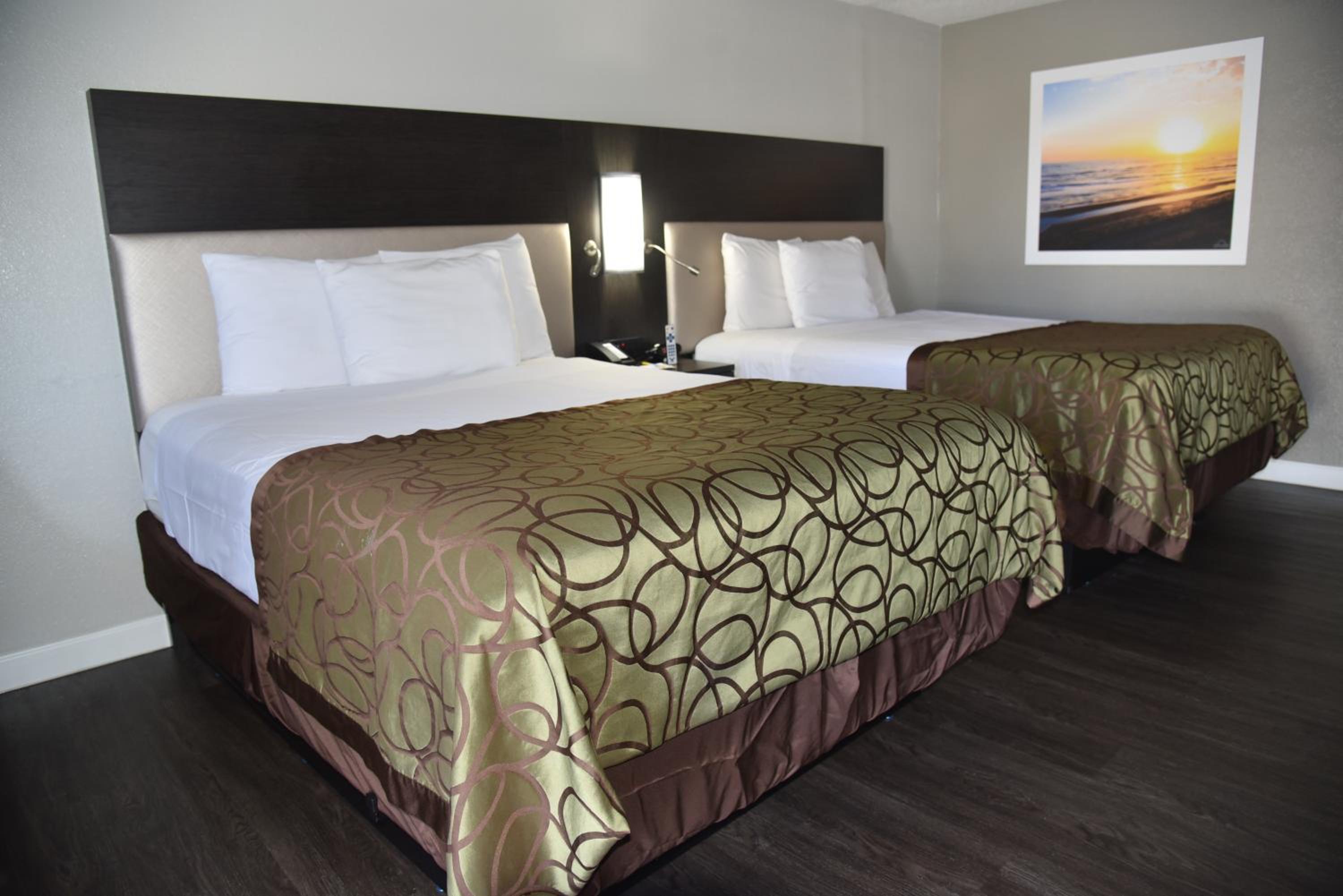 Queen Room with Two Queen Beds - Non-Smoking - Photo 1