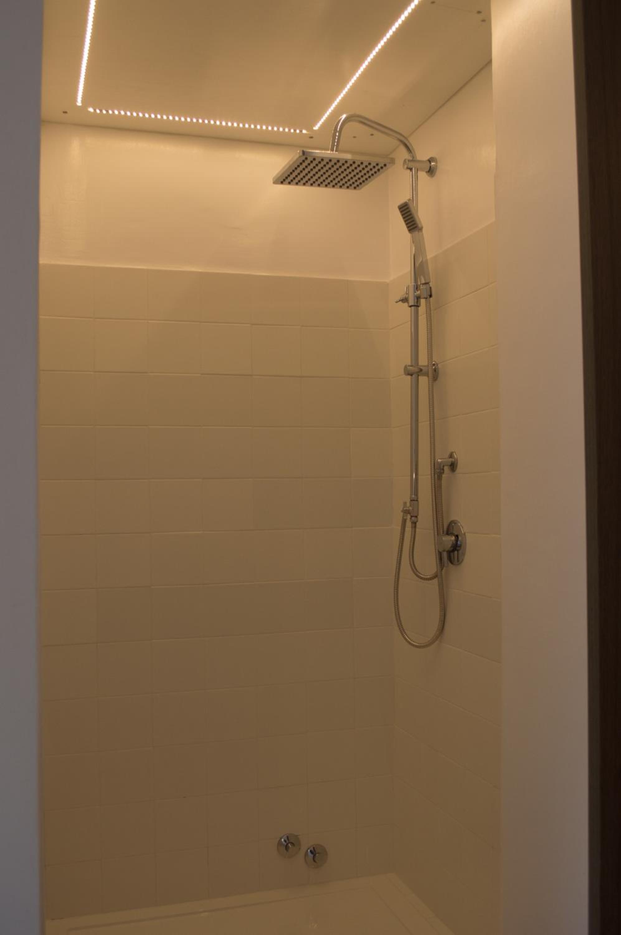 Deluxe Suite with Spa Bath photo 2