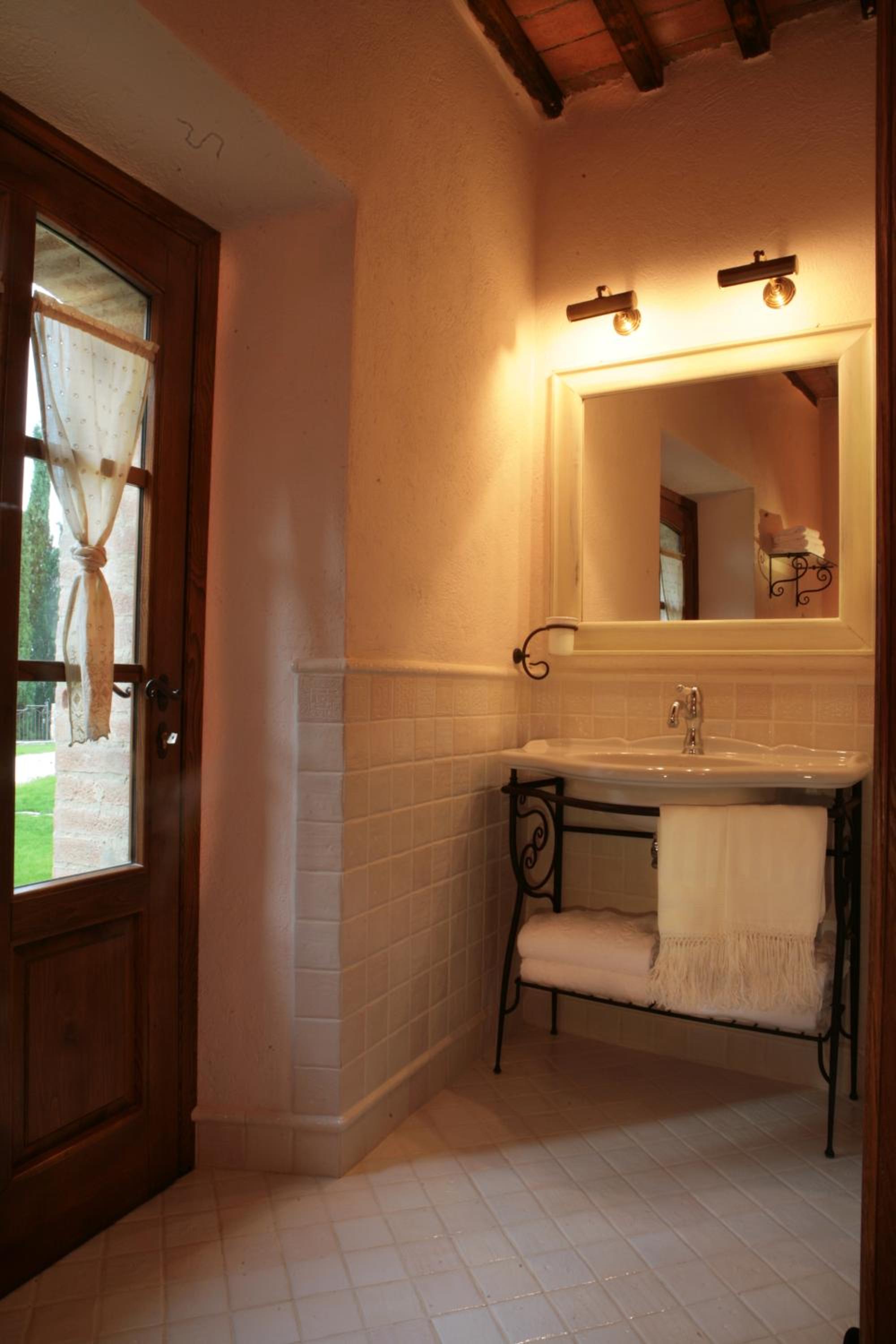 Large Two-Bedroom Apartment with Patio (6 Adults) photo 2