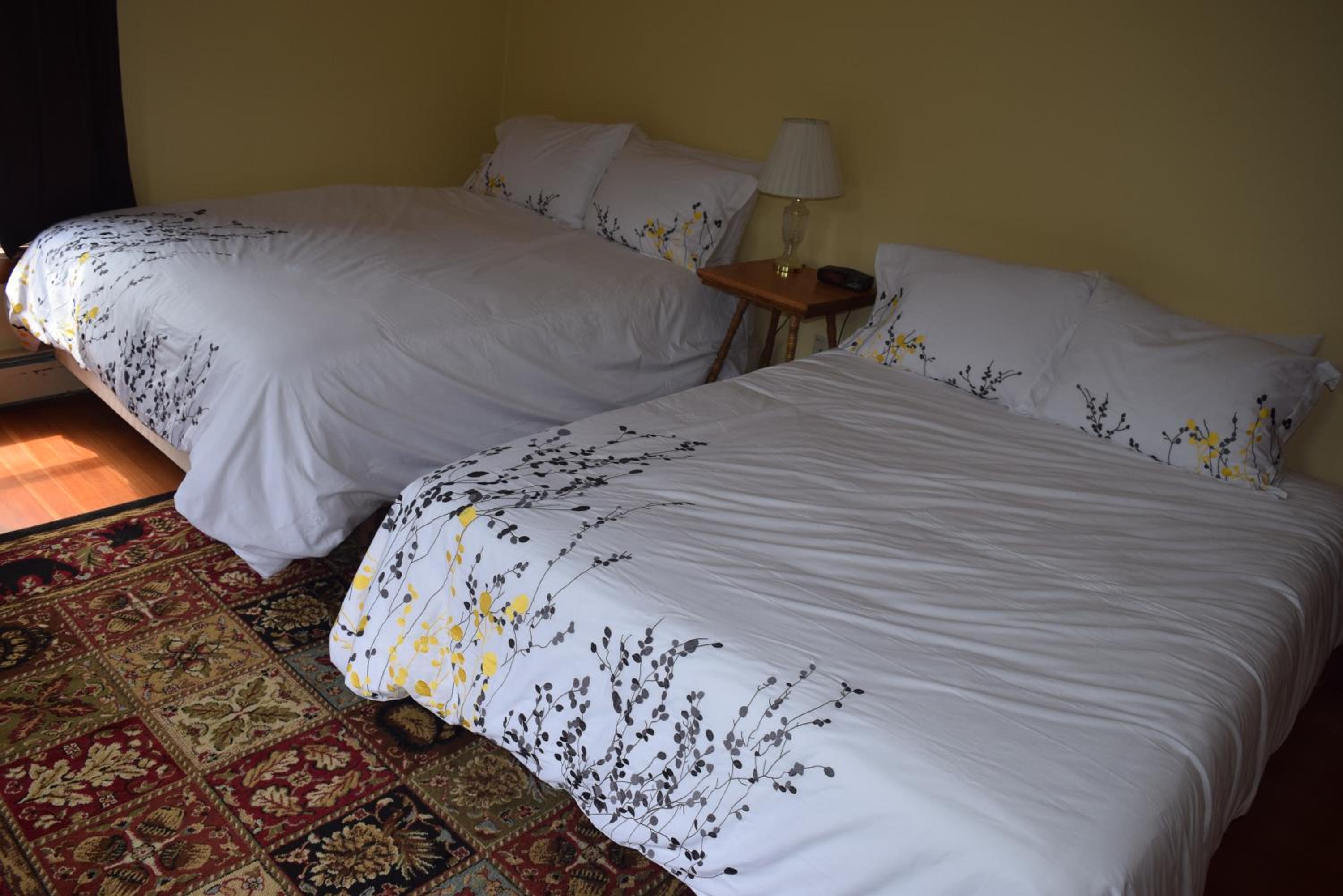 Standard Queen Room with Two Queen Beds photo 3