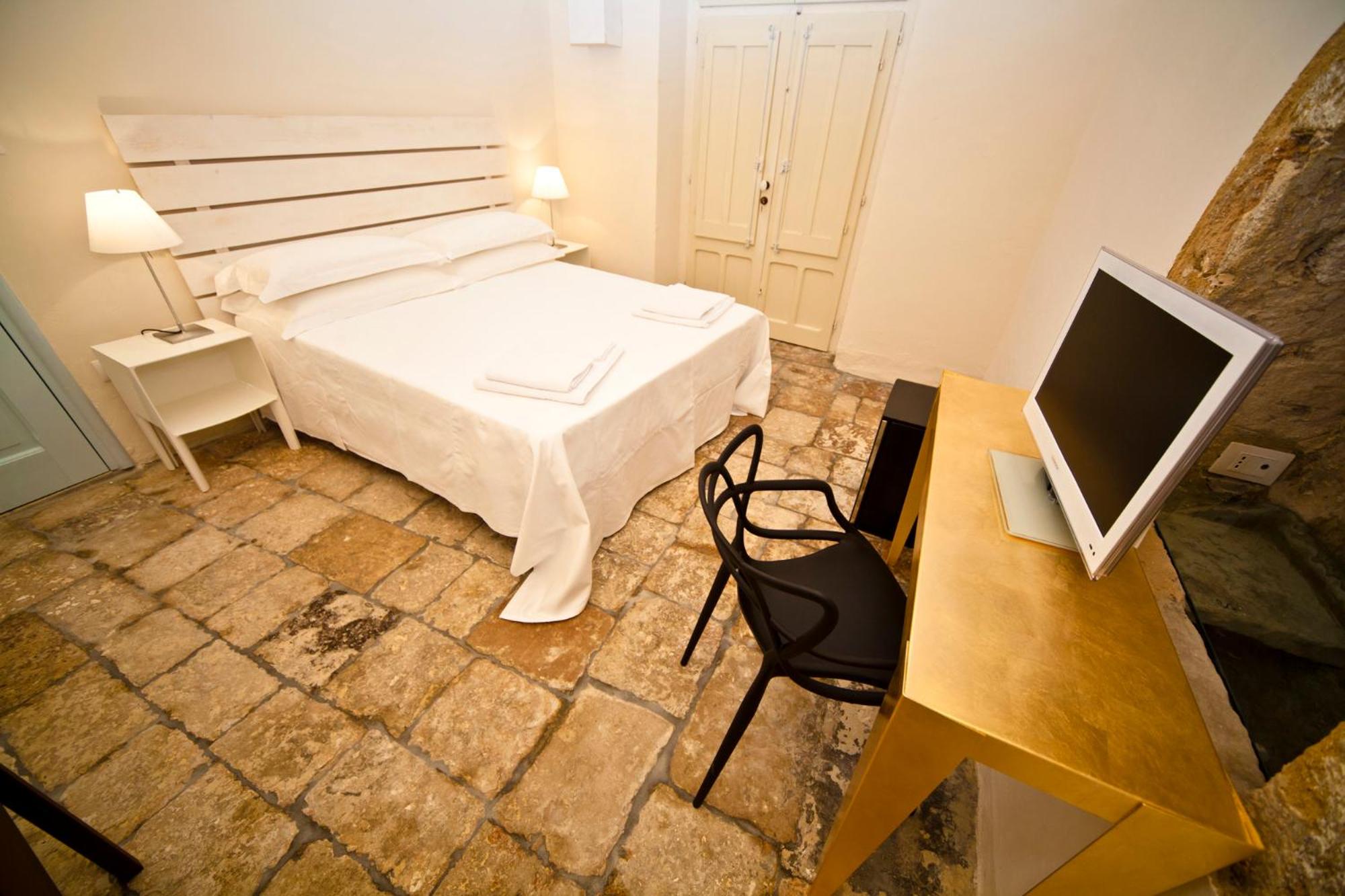 Economy Double Room - Photo 17
