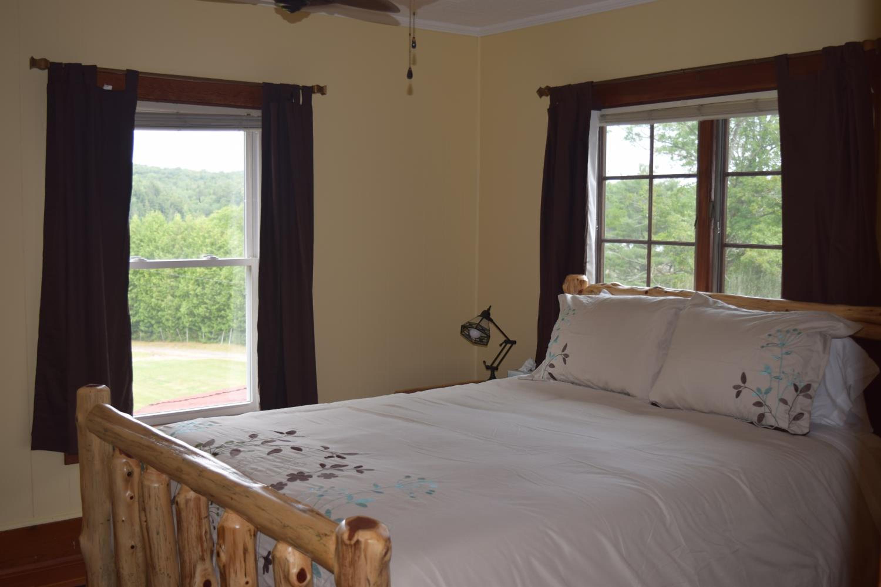 Deluxe Queen Room with Two Queen Beds photo 3