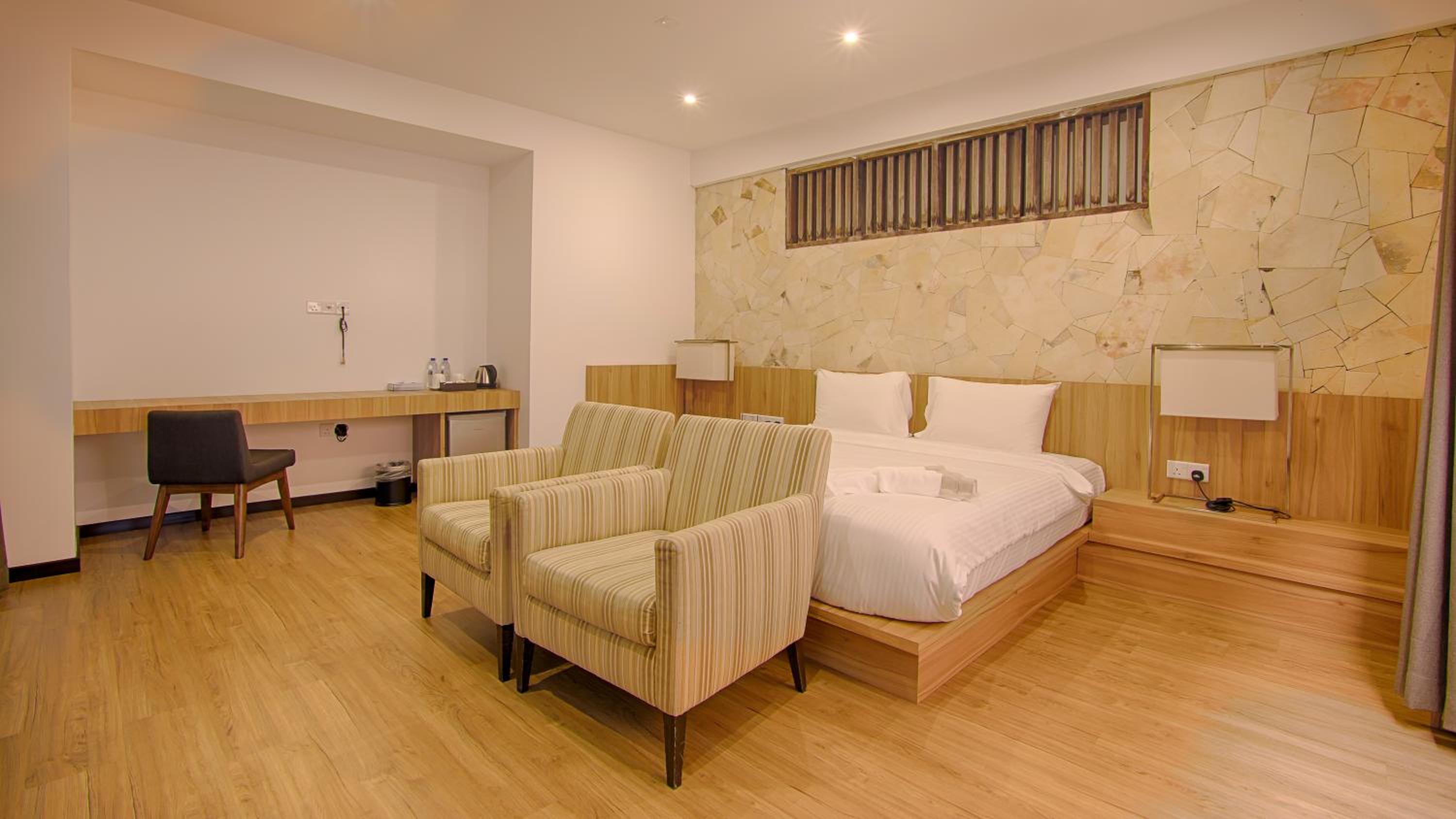 Executive Suite - Photo 7