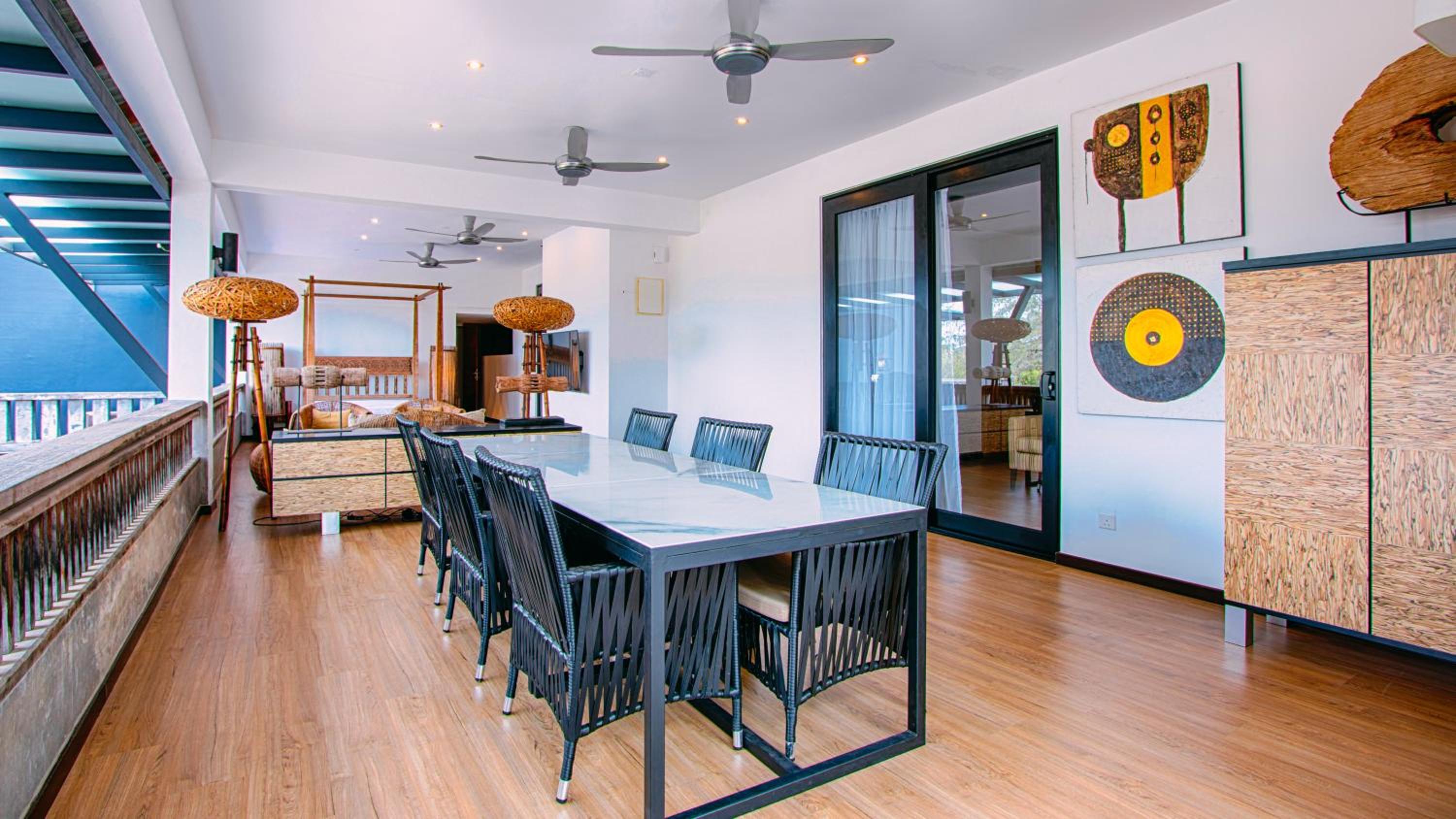 Executive Suite - Photo 6