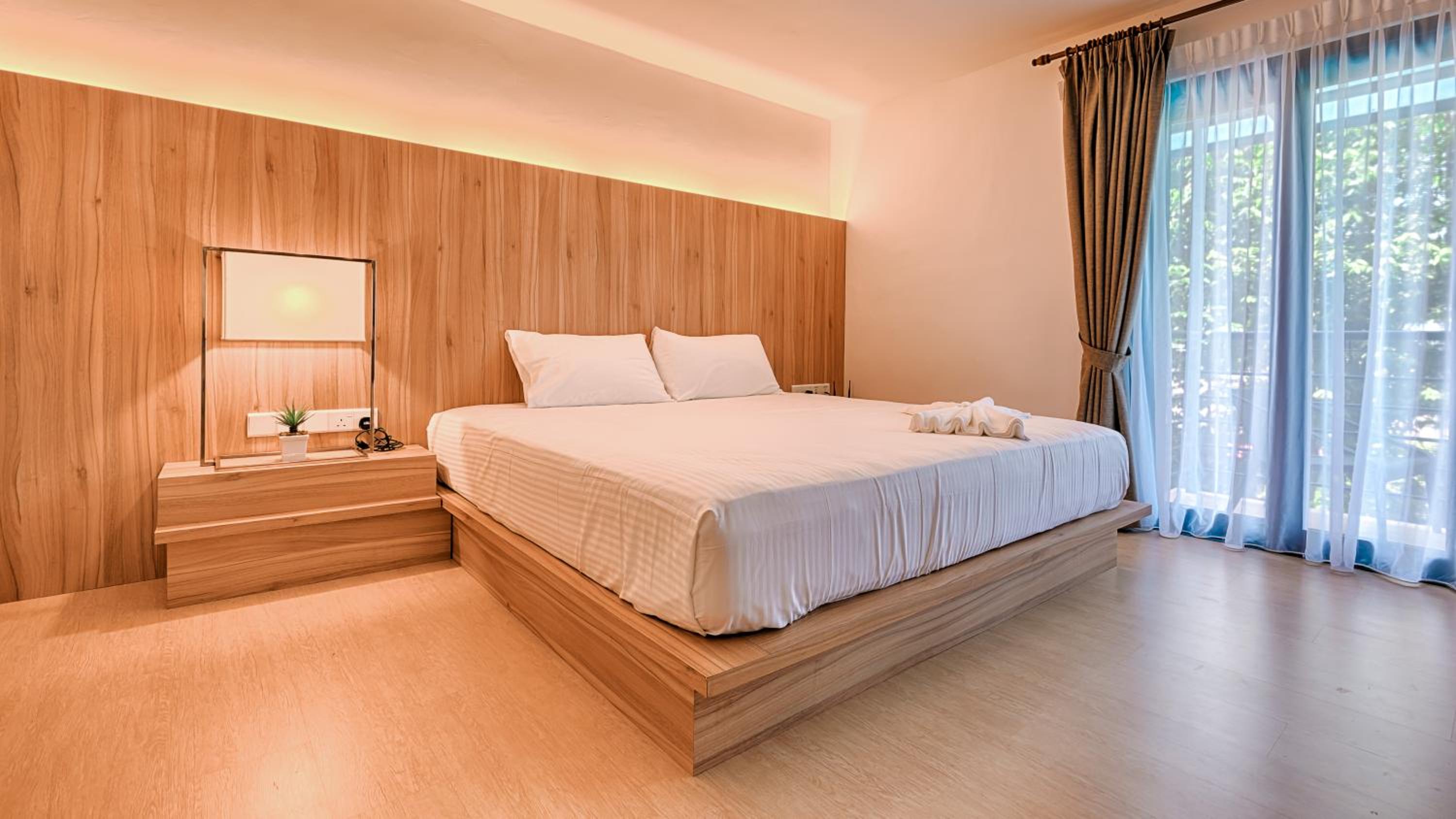 Deluxe King Room - Photo 8