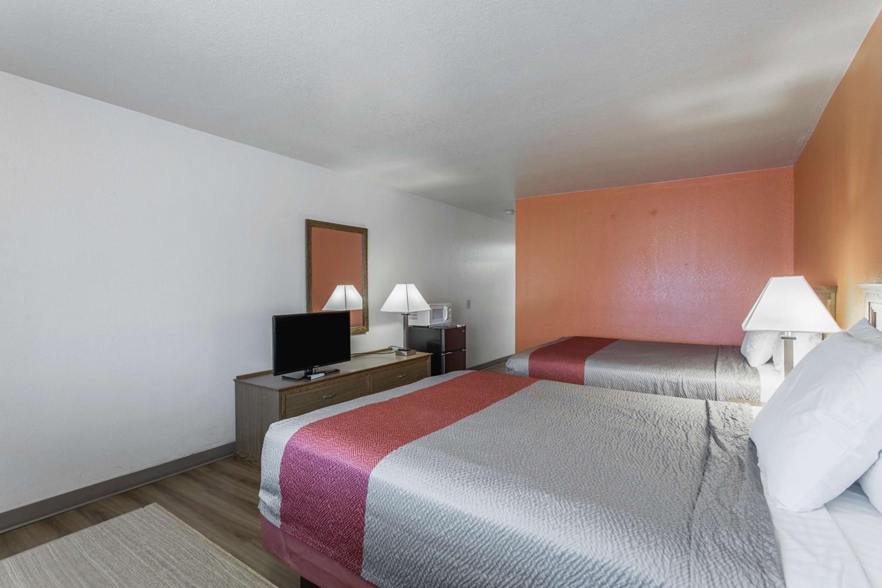 Deluxe Queen Room with Two Queen Beds - Non-Smoking photo 3