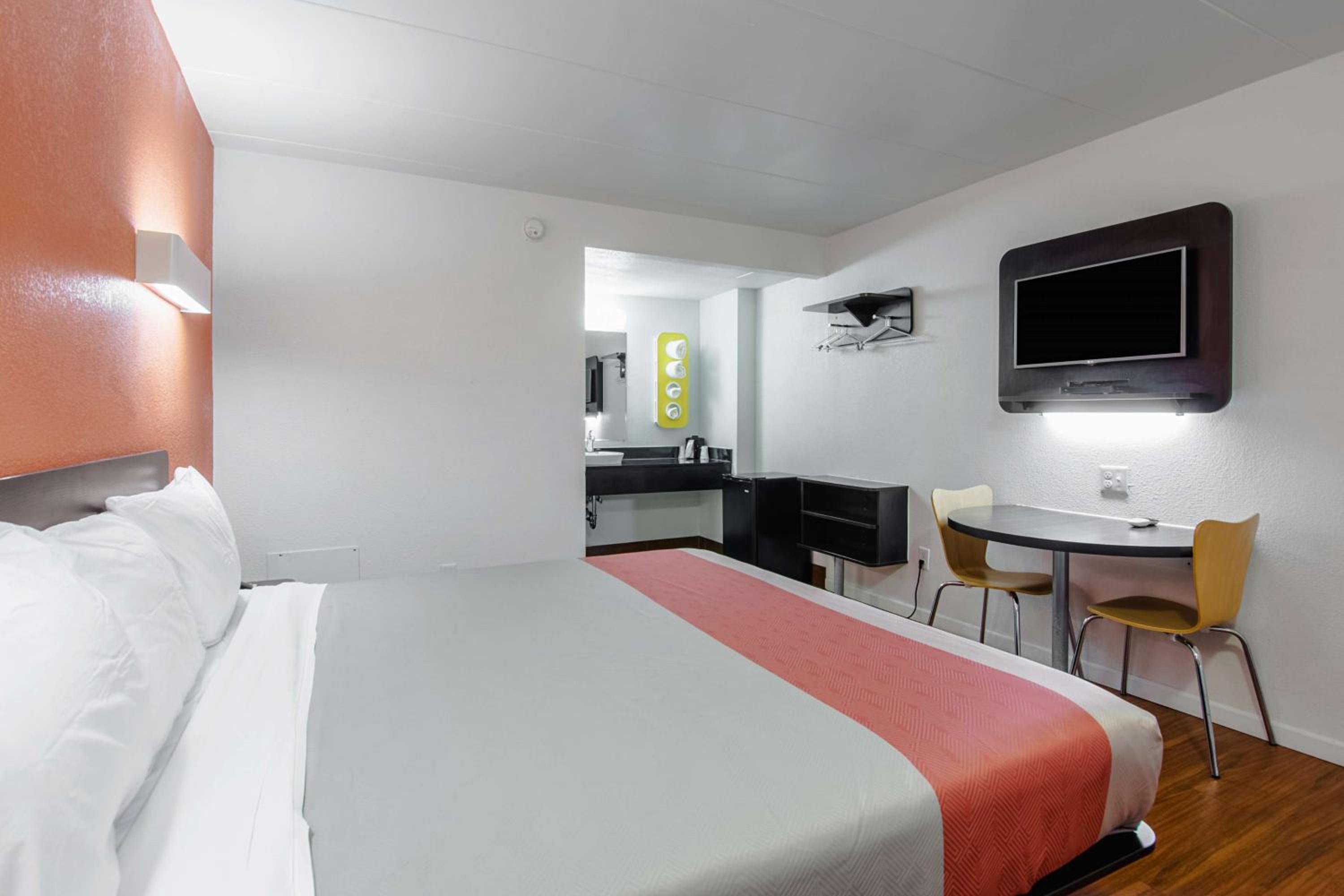 Deluxe King Room - Non-Smoking photo 1