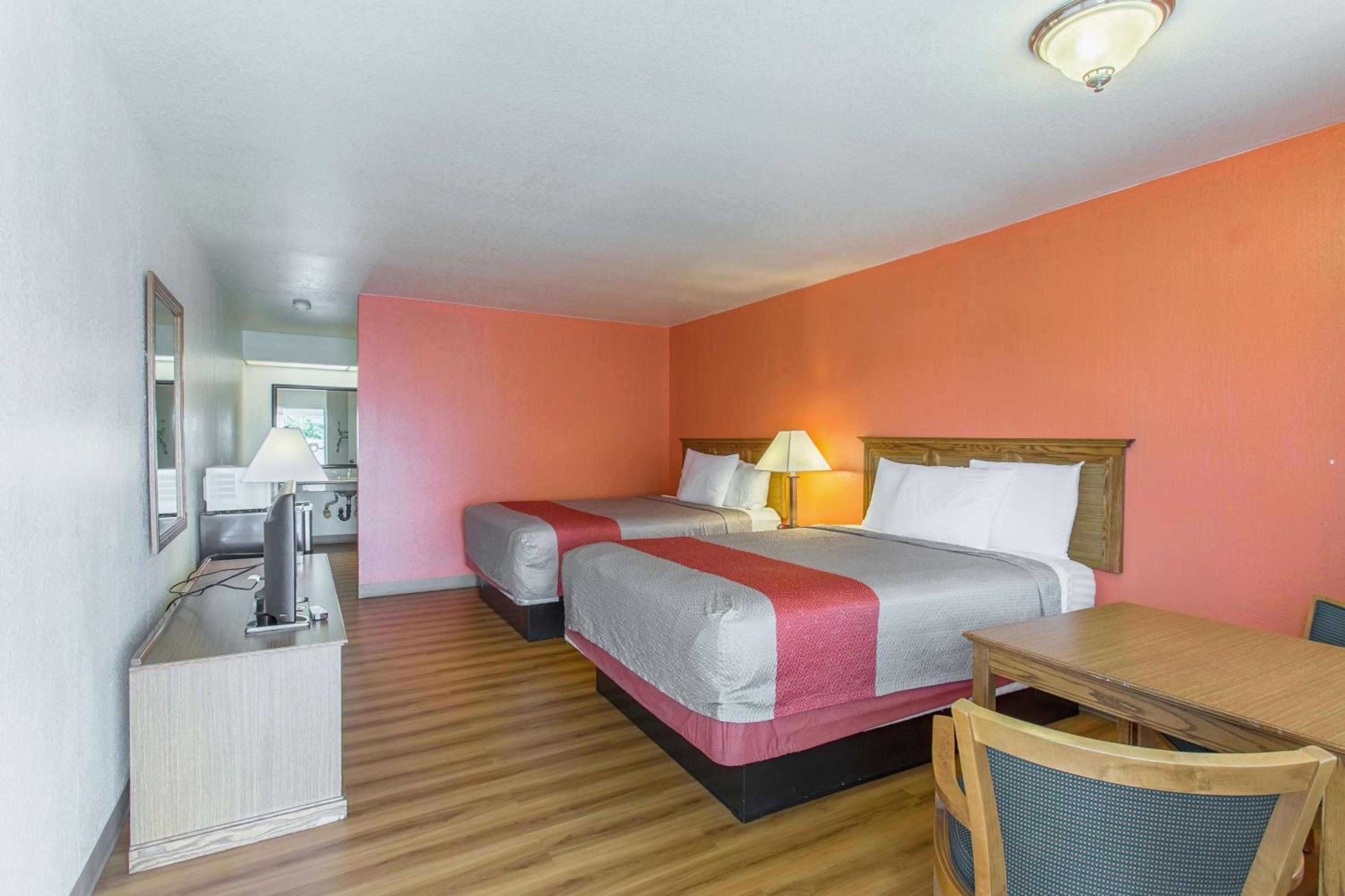 Deluxe Queen Room with Two Queen Beds - Non-Smoking photo 2